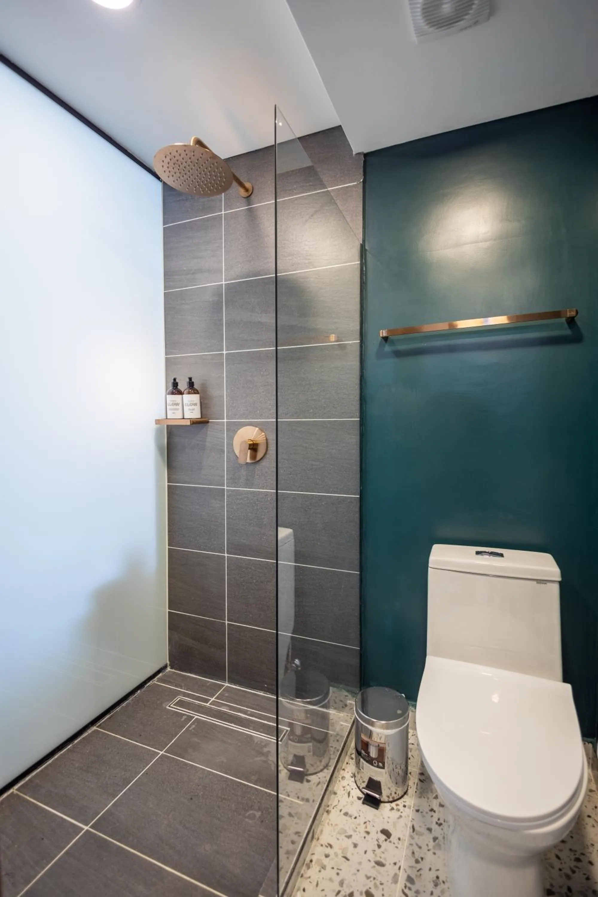 Bathroom in The O by Seekers Medellín