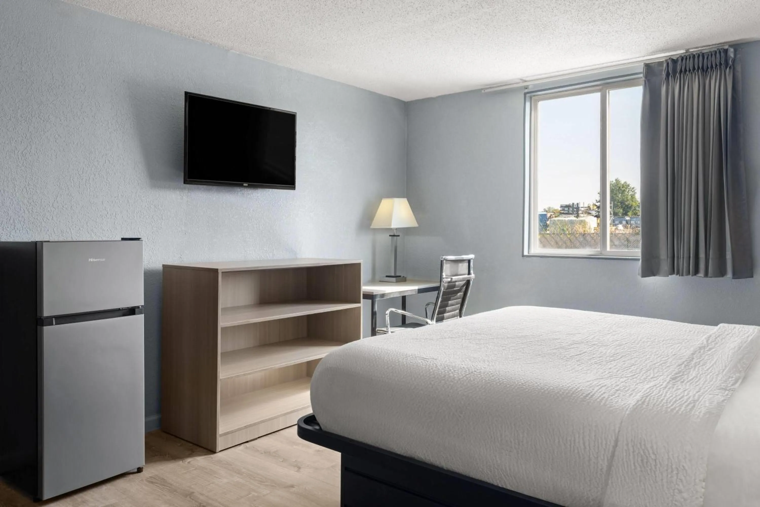 Photo of the whole room, Bed in Super 8 by Wyndham Fort Wayne