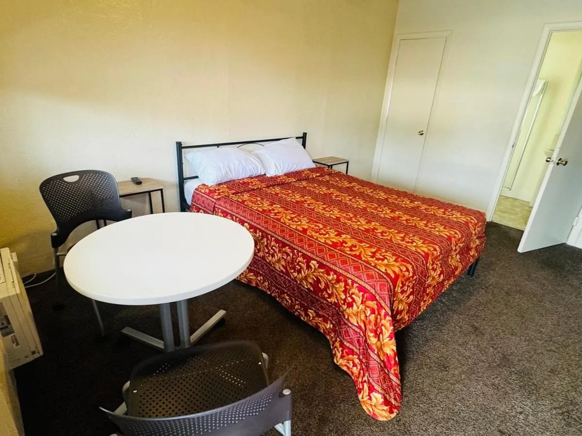 Bed in The Oaks Motel