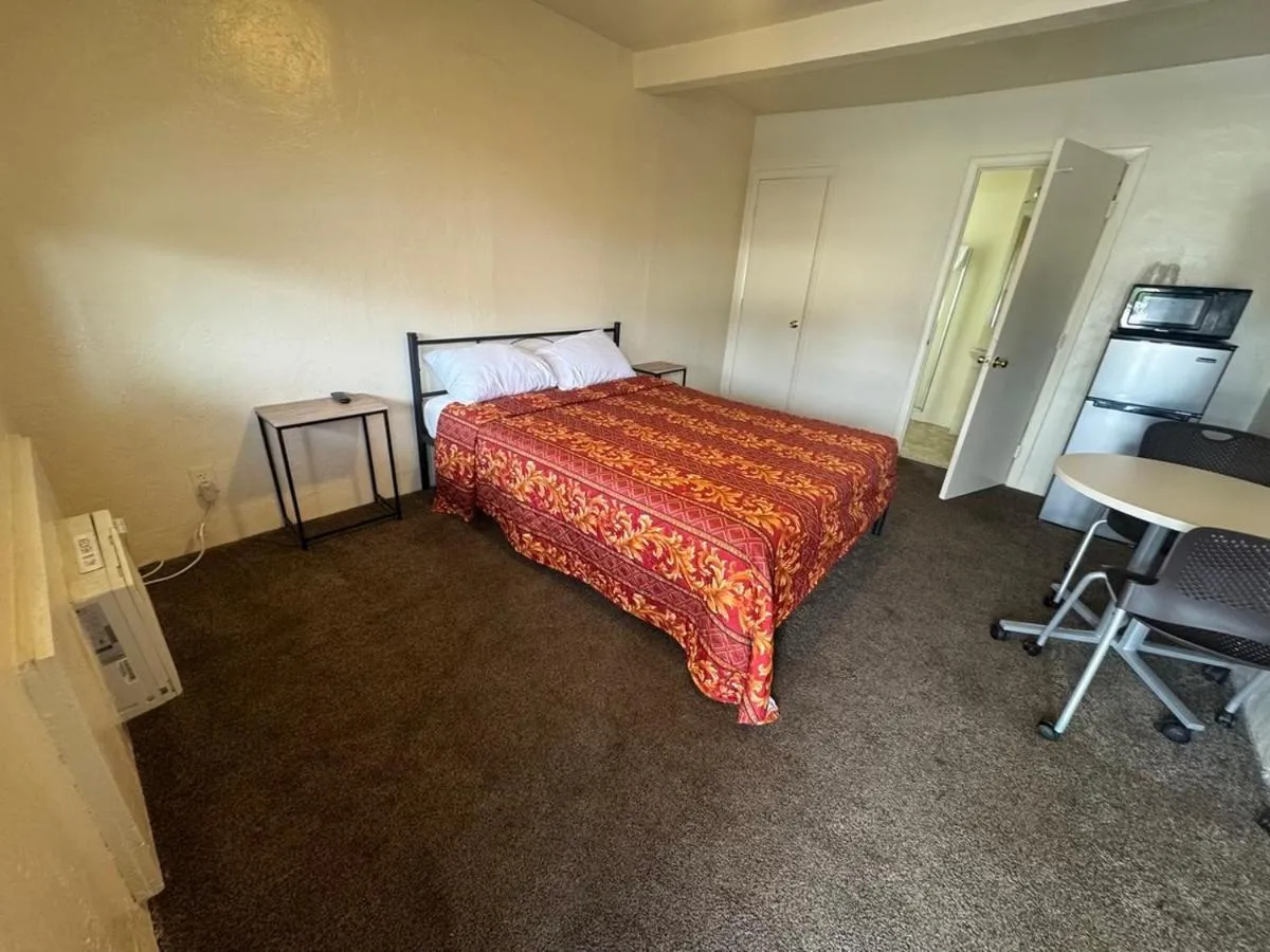 Bed in The Oaks Motel