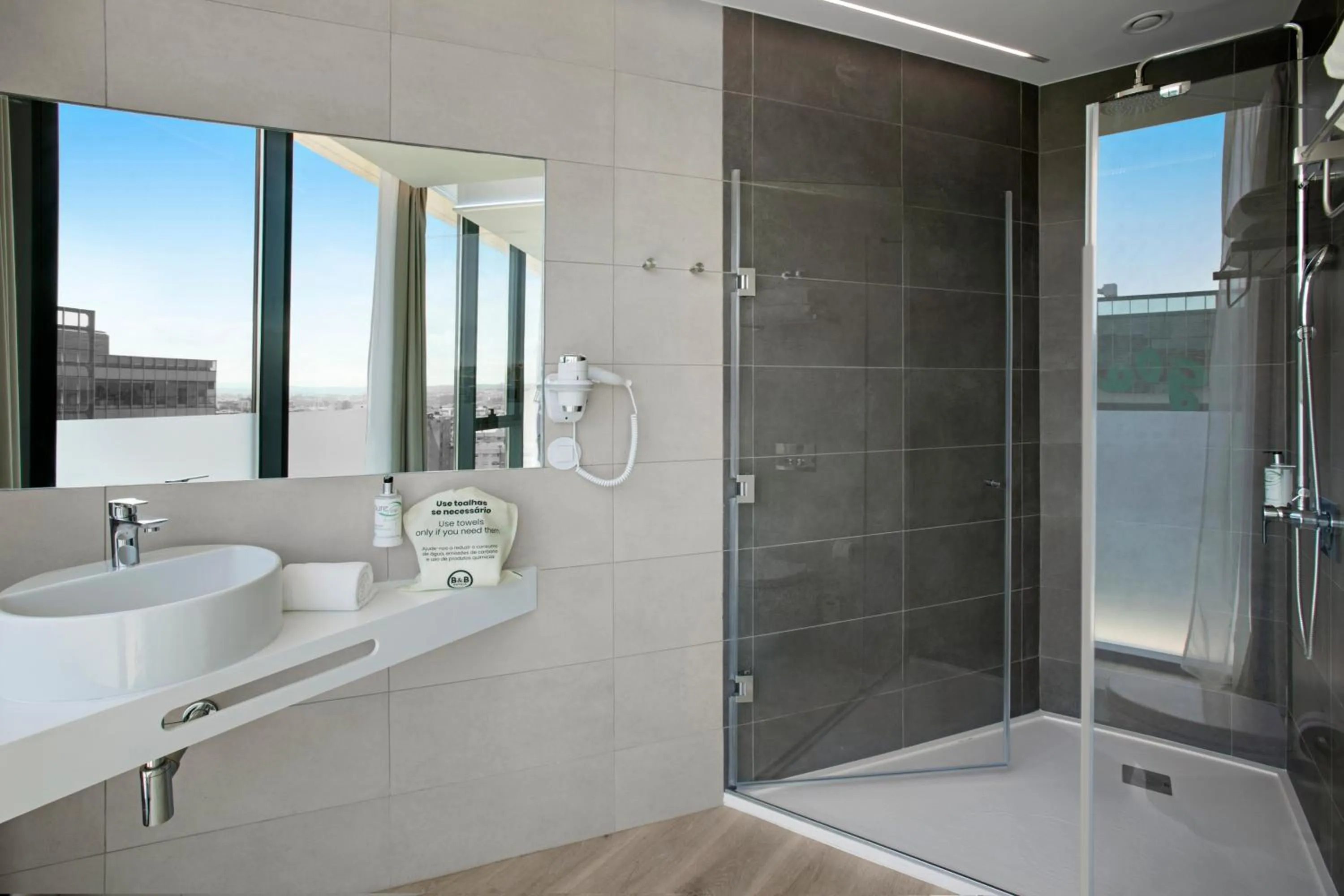 Bathroom in B&B HOTEL Porto Gaia