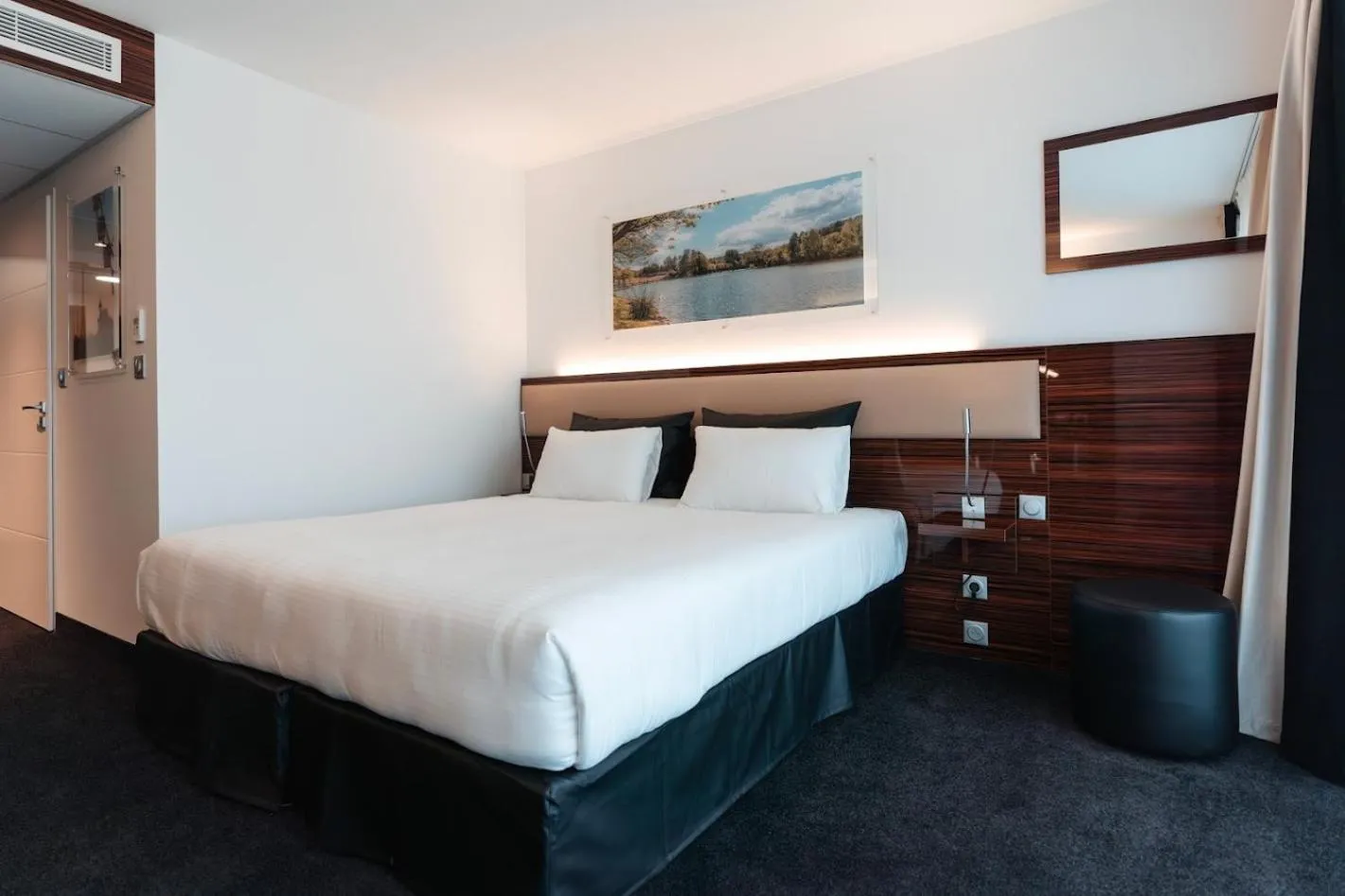 Bed in Westotel Taverny - Paris Val-d'Oise