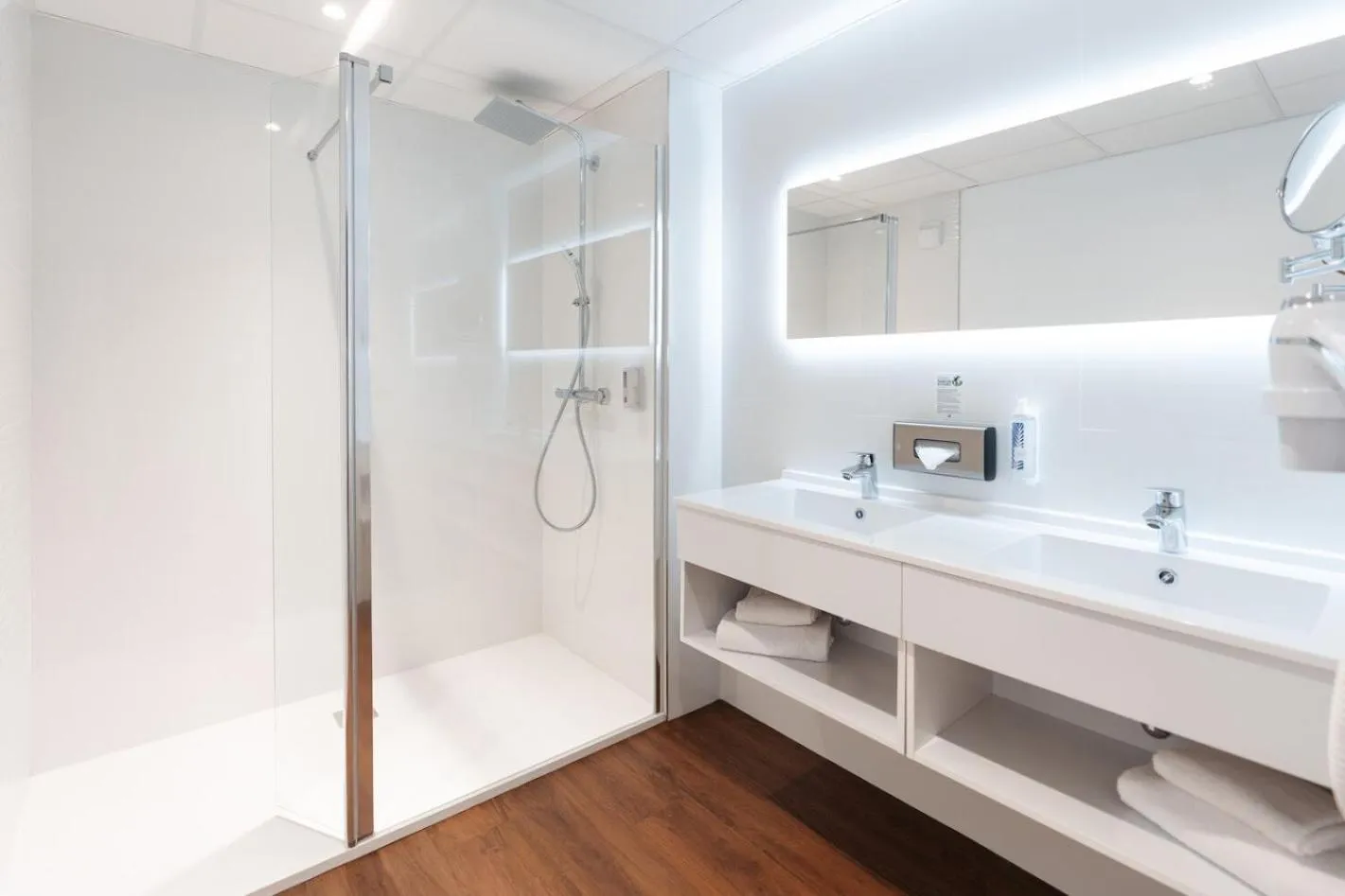 Bathroom in Westotel Taverny - Paris Val-d'Oise