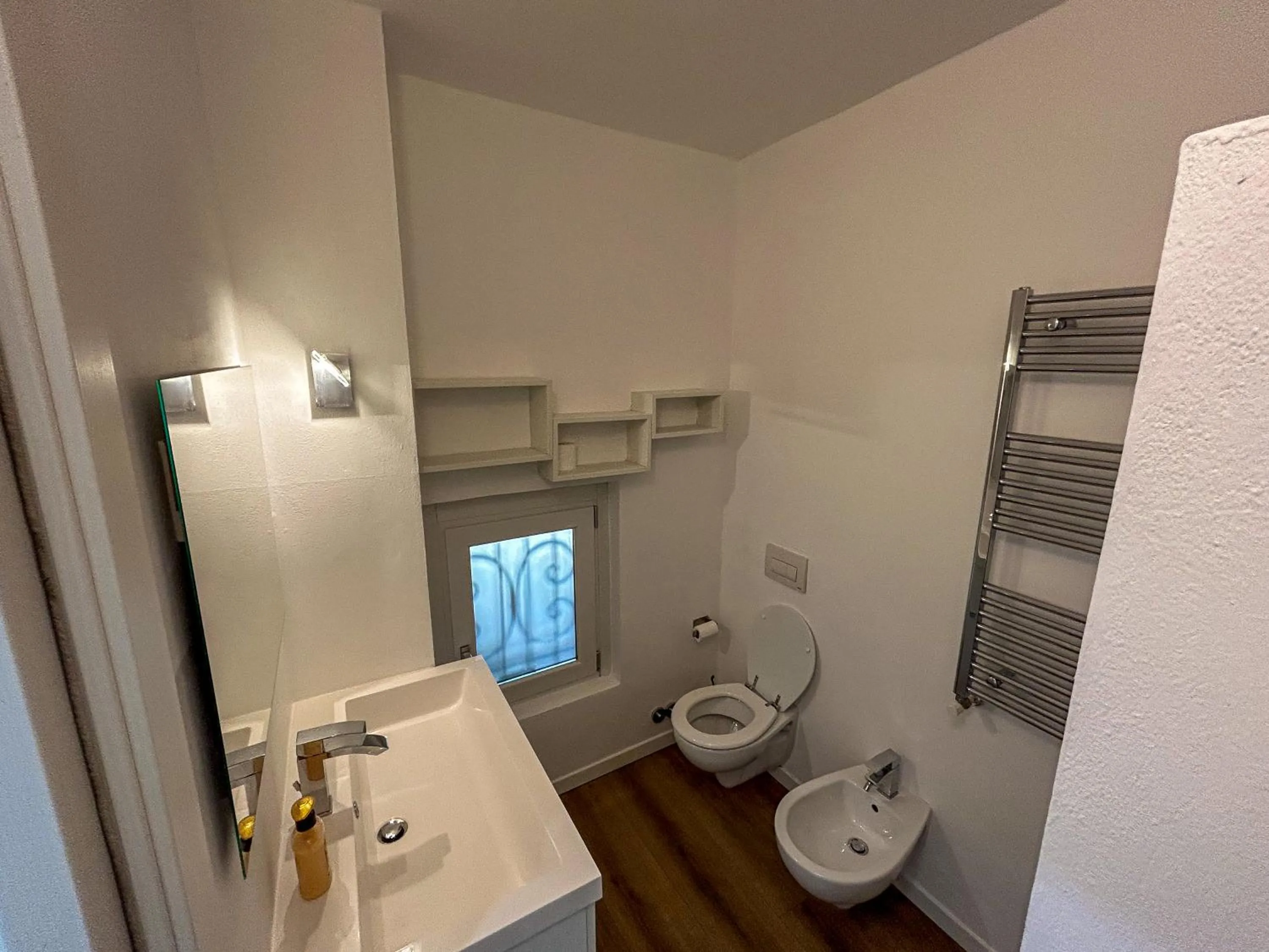 Toilet in Suite & Charme in un palazzo storico di Bergamo