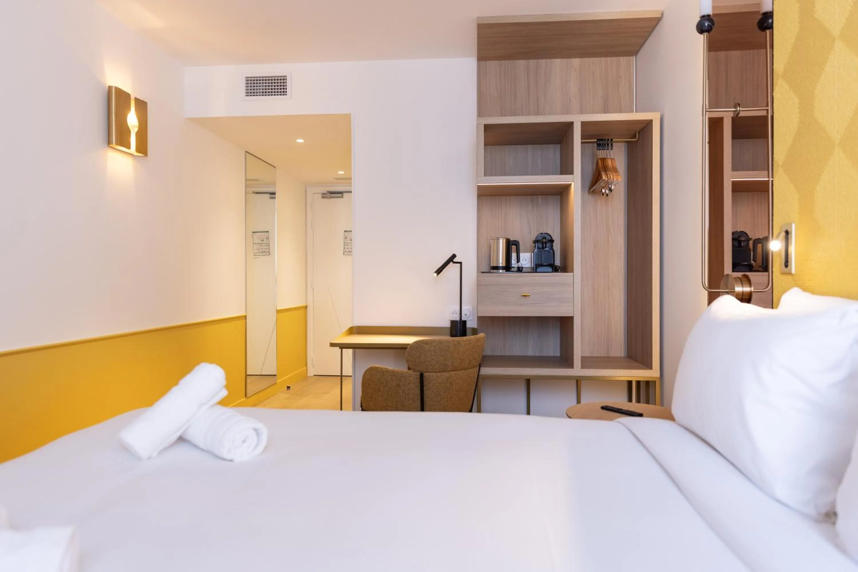 Bed in Hôtel Kyriad Prestige Paris Asnieres