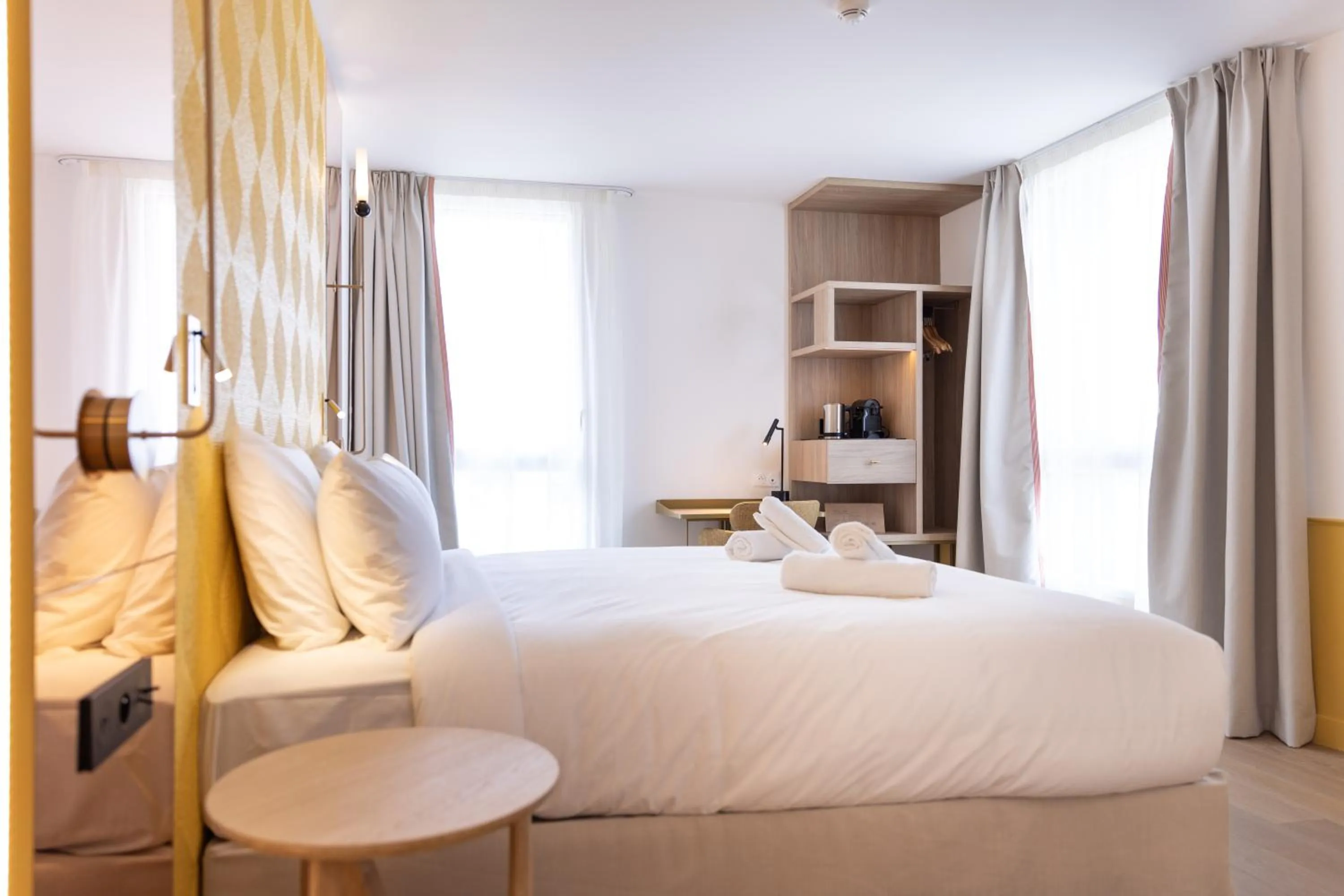 Bed in Hôtel Kyriad Prestige Paris Asnieres