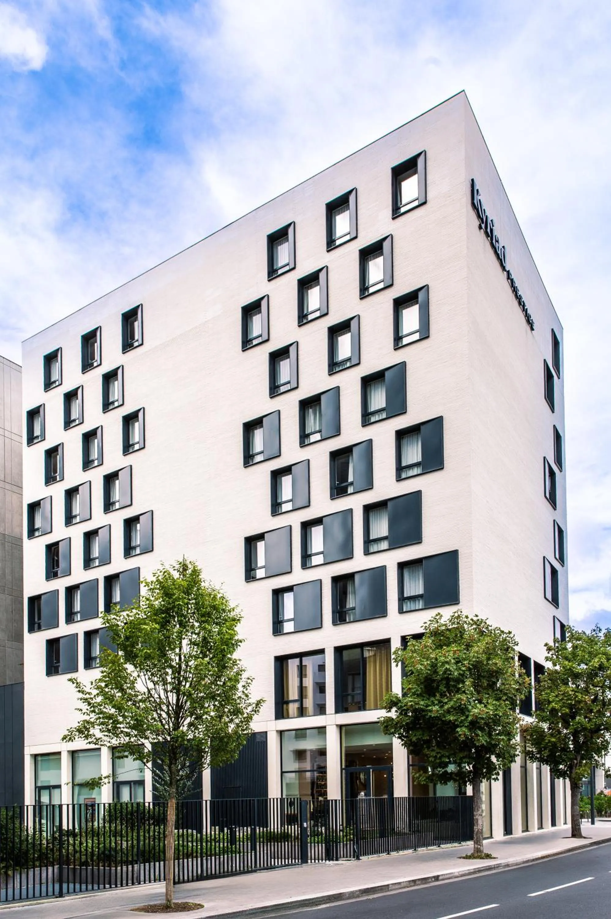Property building in Hôtel Kyriad Prestige Paris Asnieres
