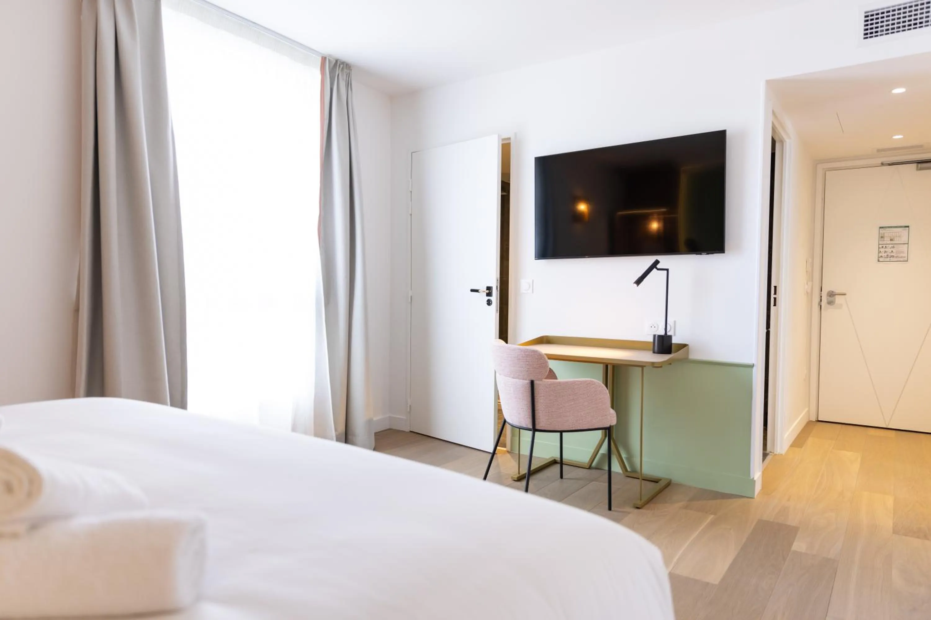 Communal lounge/ TV room, Bed in Hôtel Kyriad Prestige Paris Asnieres