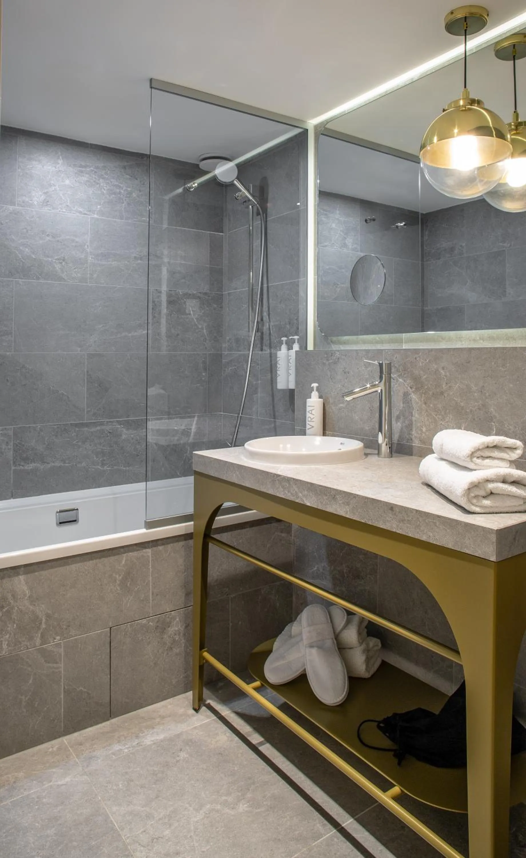 Bathroom in Hôtel Kyriad Prestige Paris Asnieres