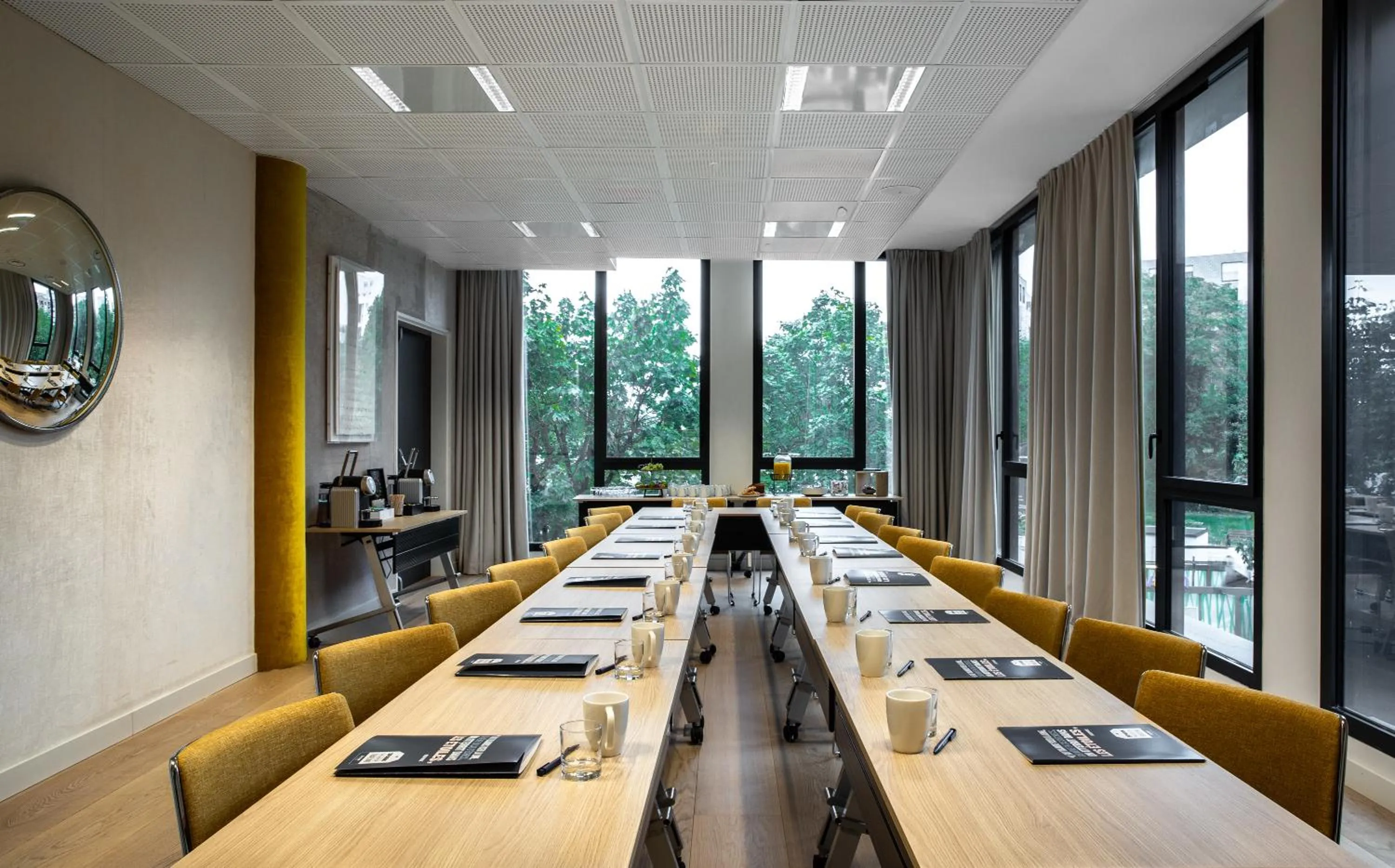 Meeting/conference room in Hôtel Kyriad Prestige Paris Asnieres