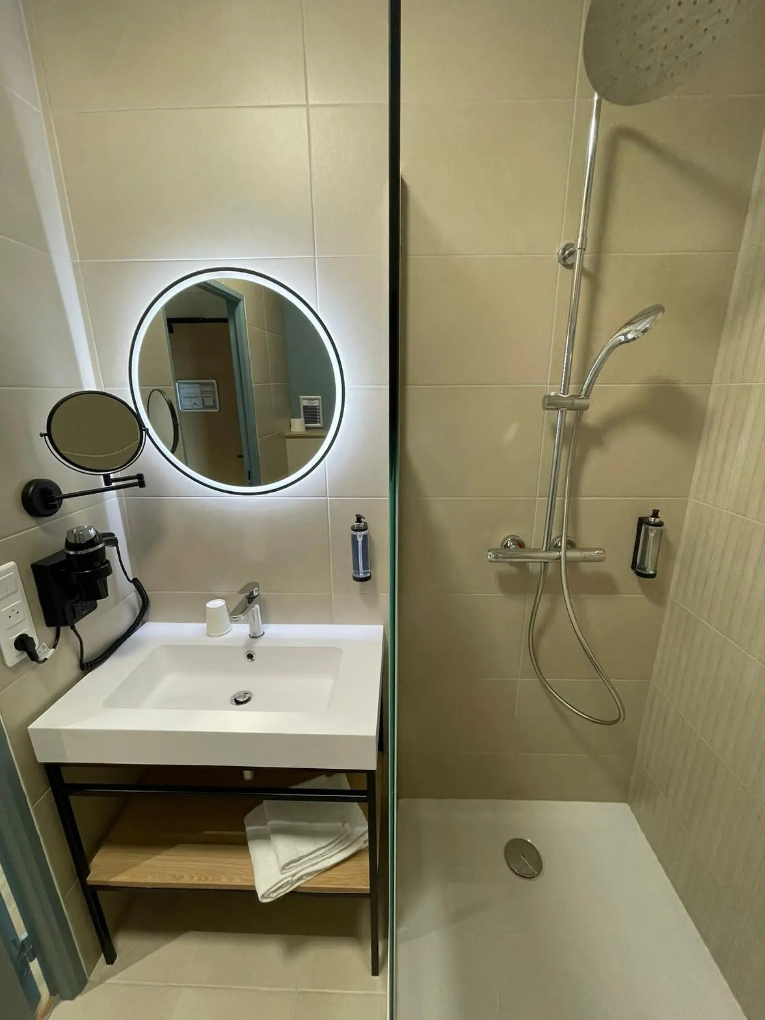 Bathroom in Kyriad Limoges - Ester