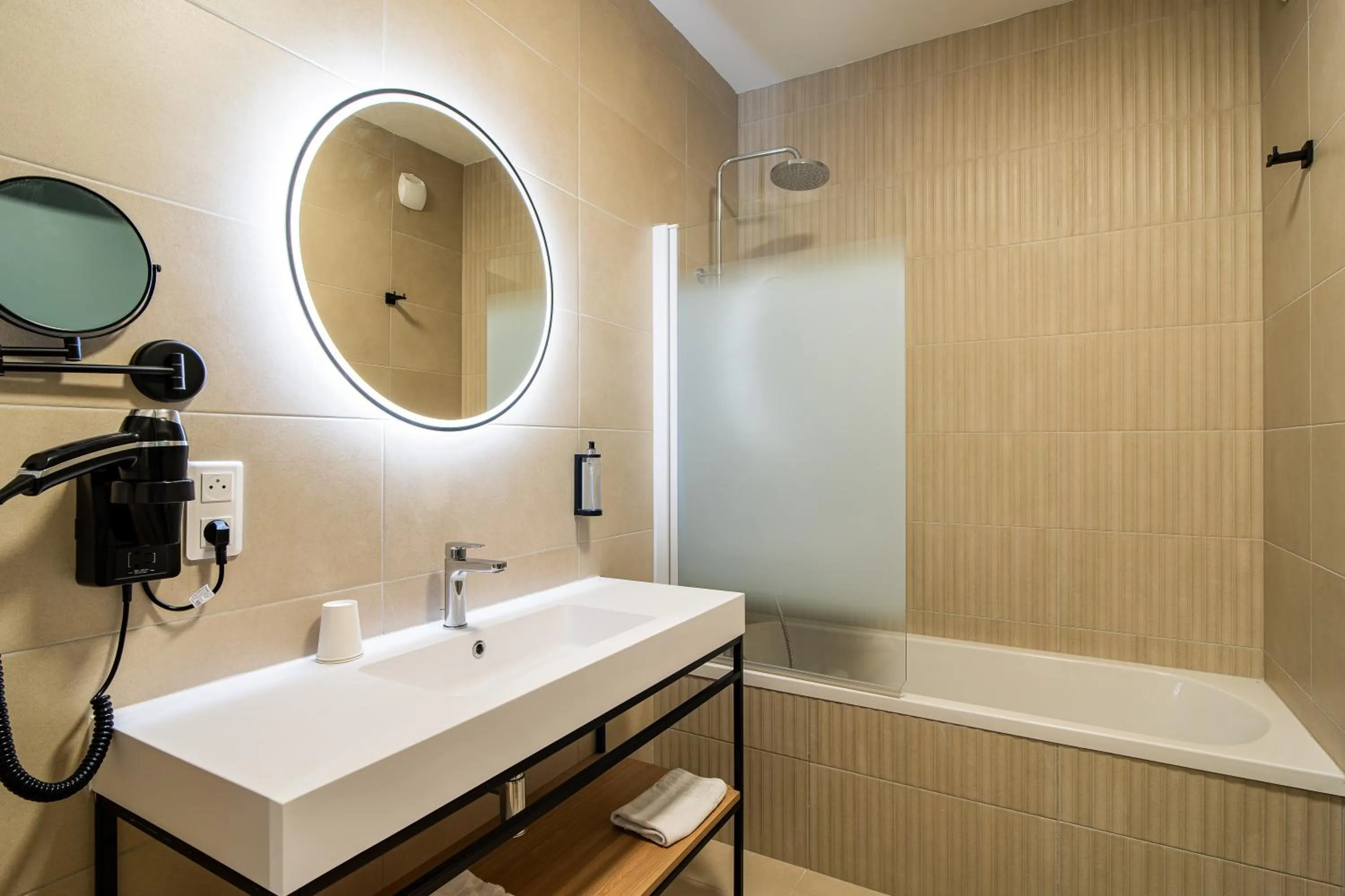 Bathroom in Kyriad Limoges - Ester