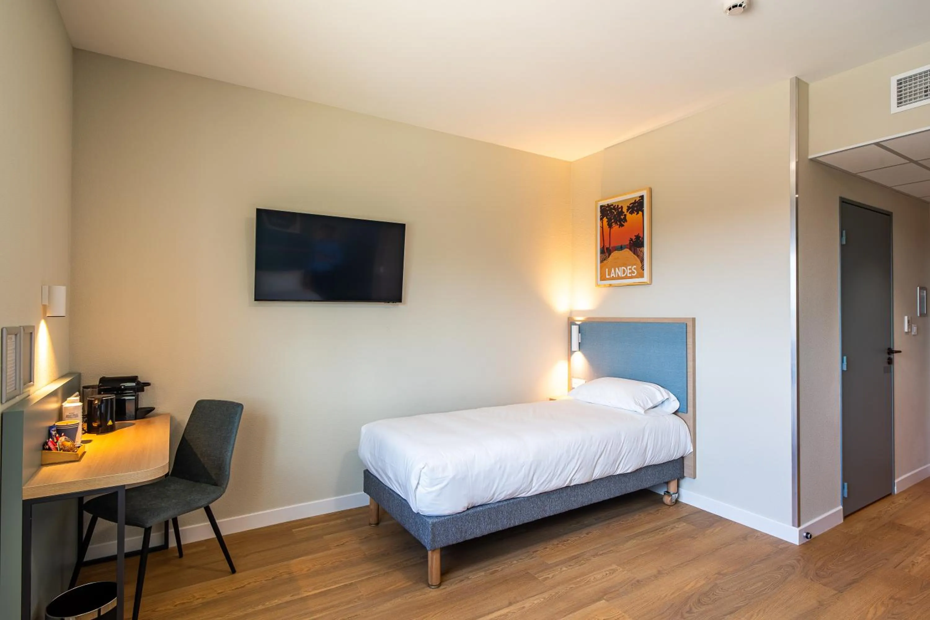 Bedroom, Bed in Kyriad Limoges - Ester