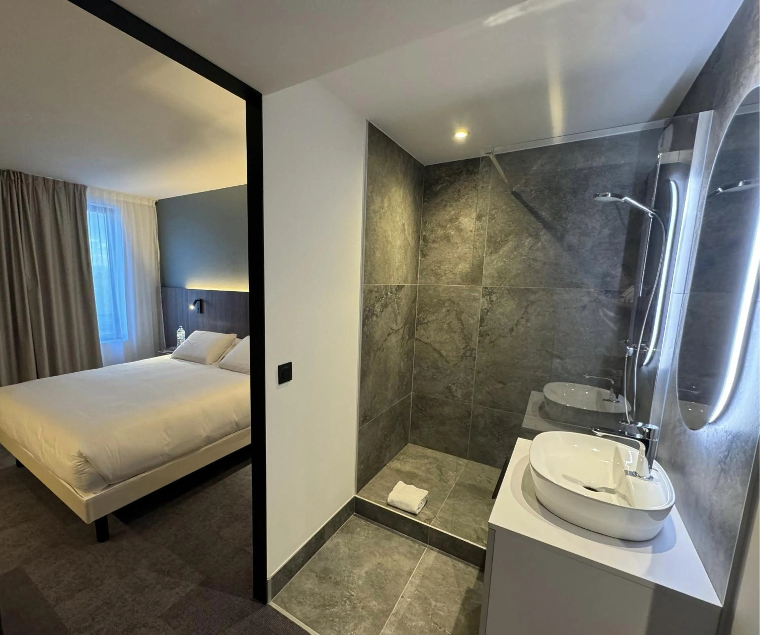 Bathroom, Bed in Kyriad Chateauroux Nord - Aéroport