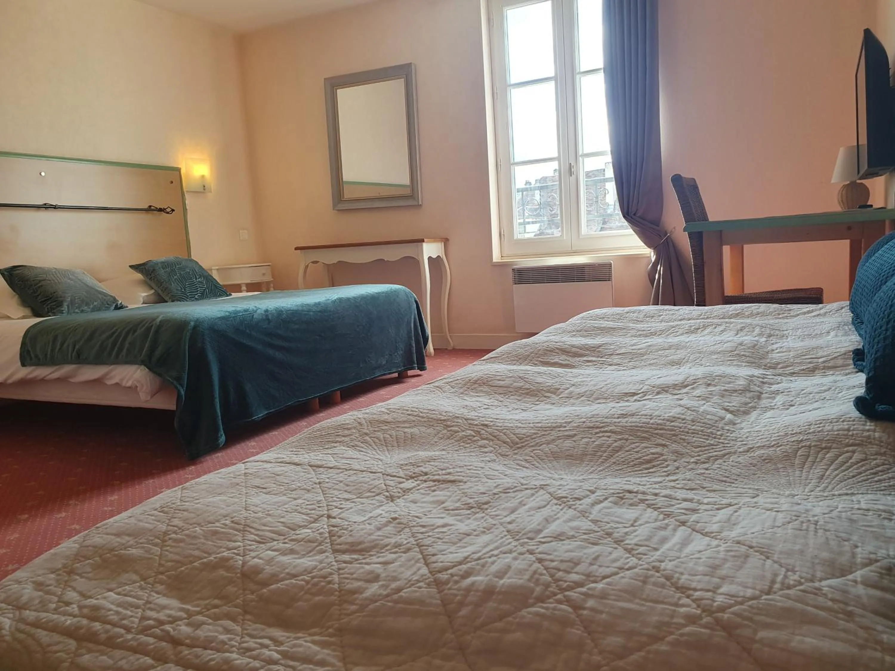 Photo of the whole room, Bed in Le Fin Chapon