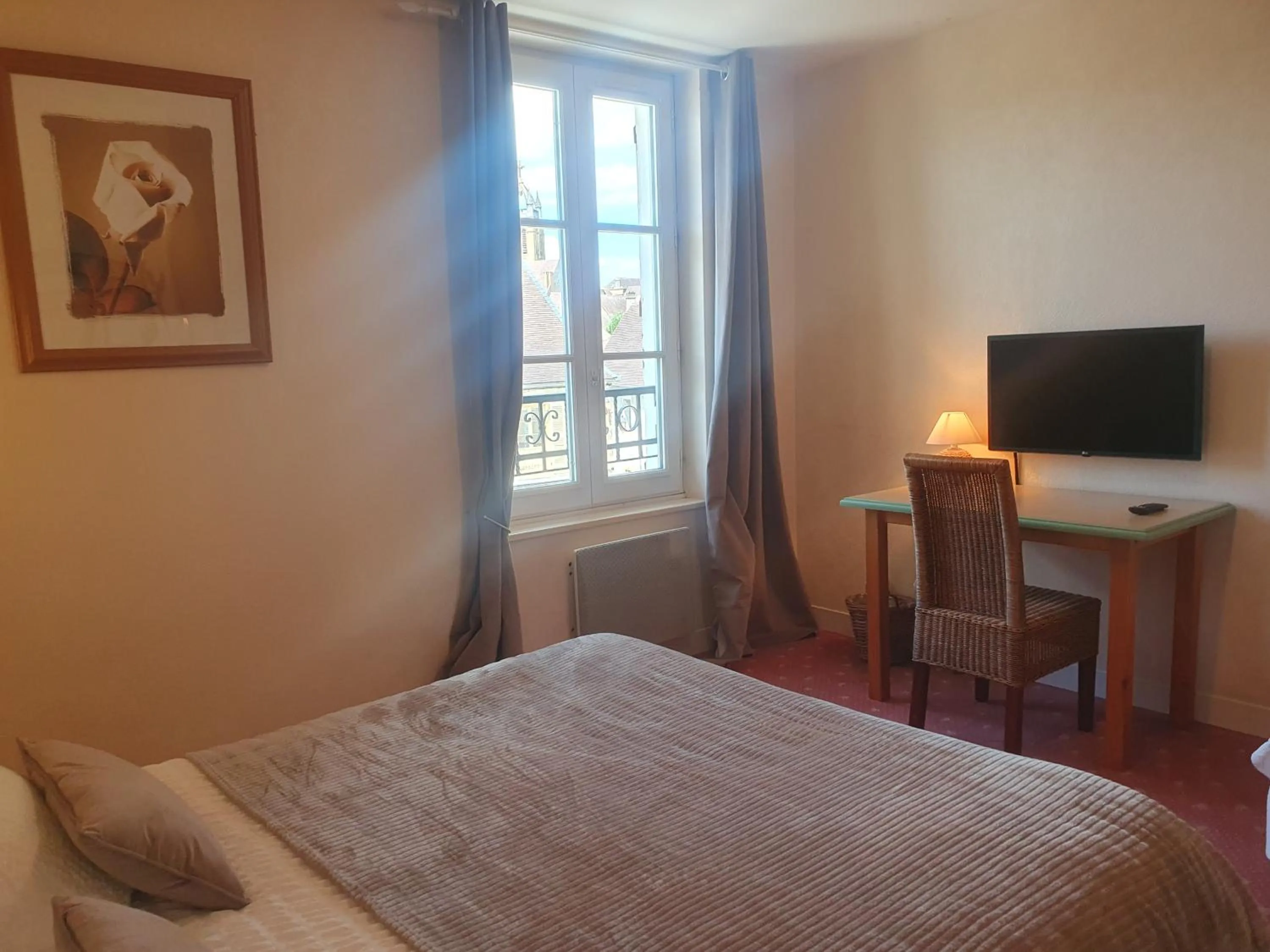 Communal lounge/ TV room, Bed in Le Fin Chapon