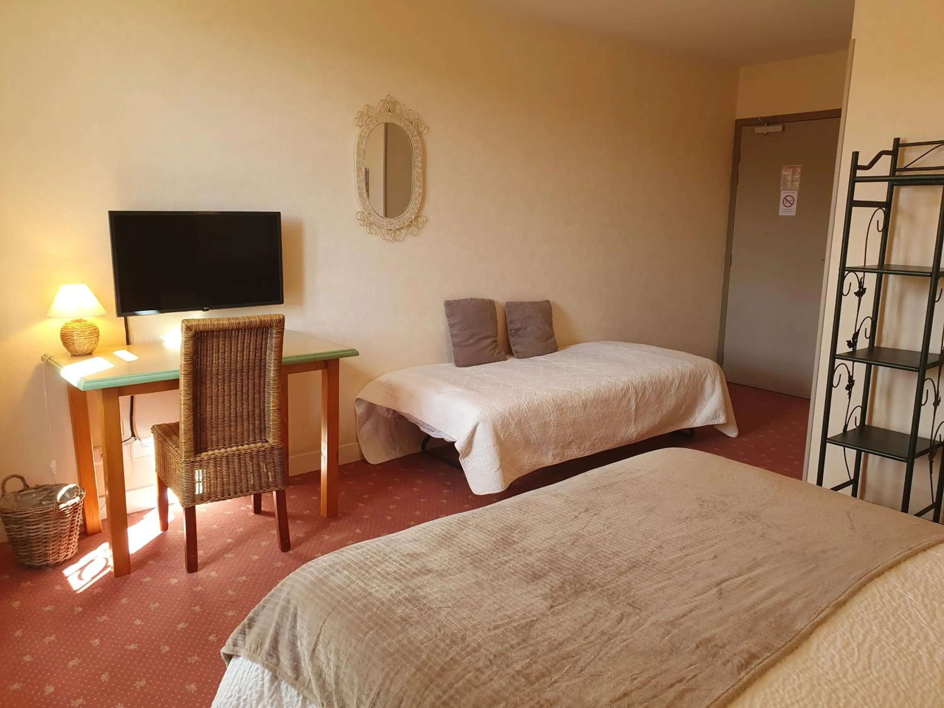 Photo of the whole room, Bed in Le Fin Chapon