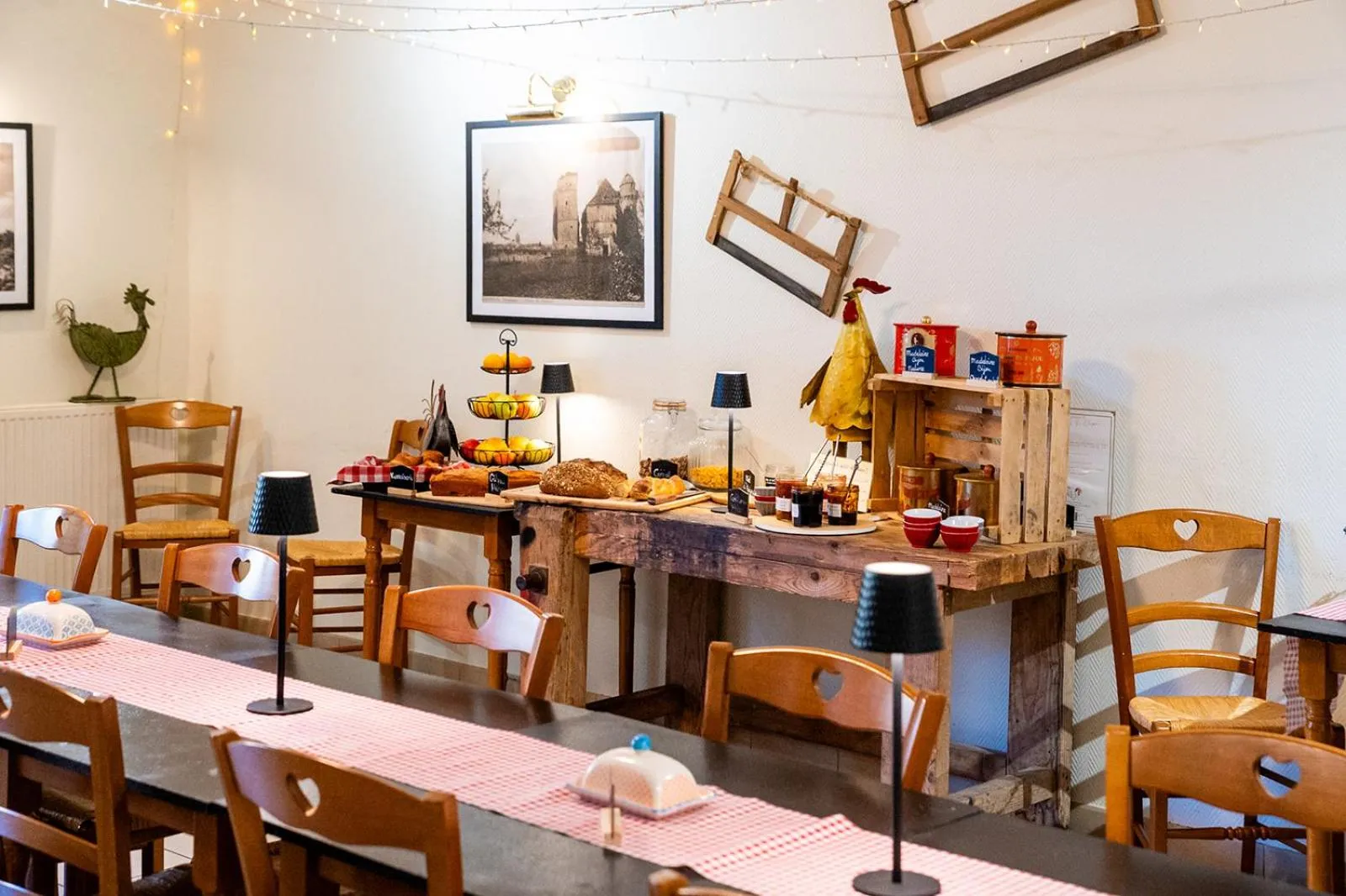 Buffet breakfast in Hotel Auberge du Fin Chapon