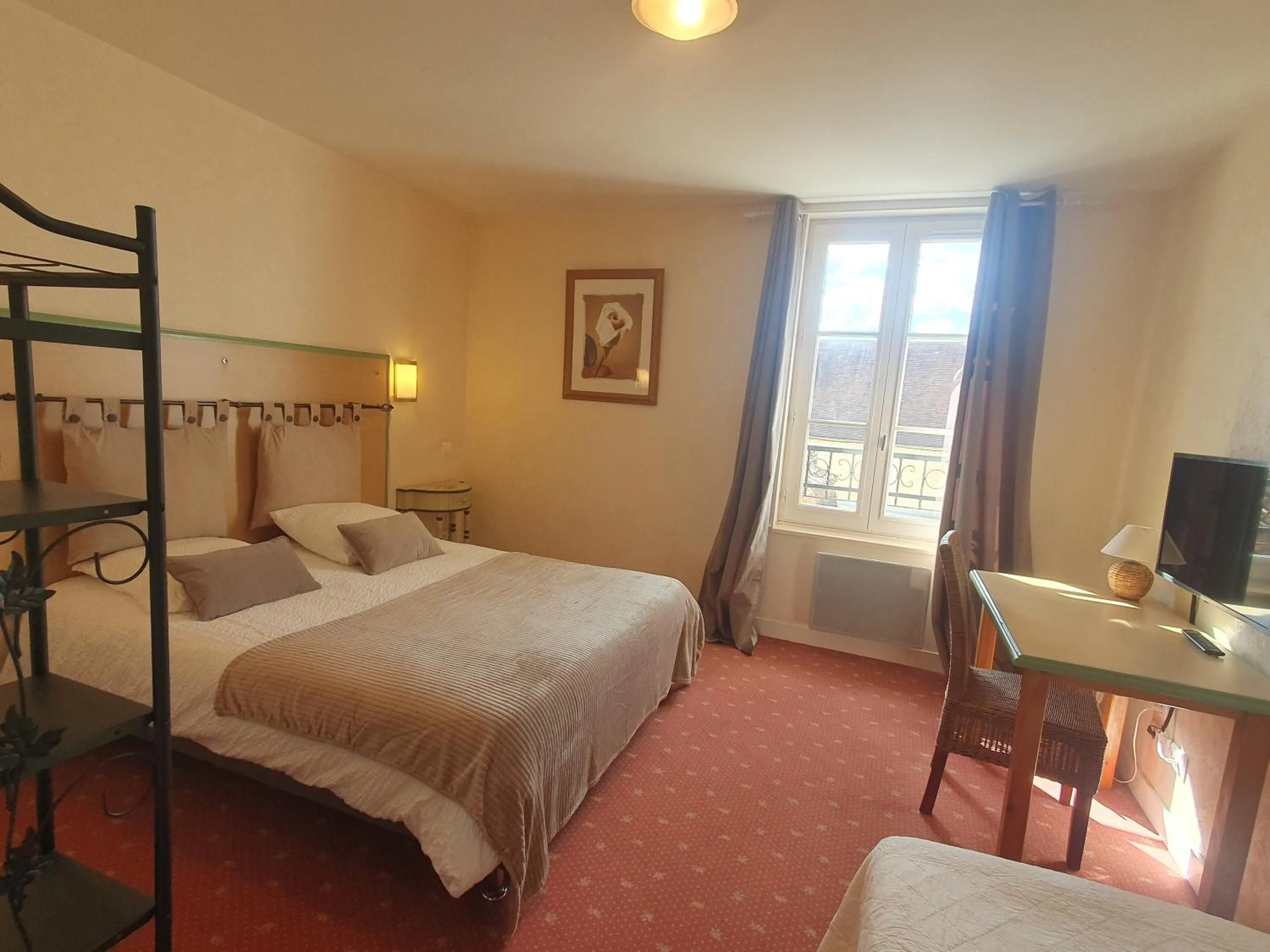 Photo of the whole room, Bed in Le Fin Chapon