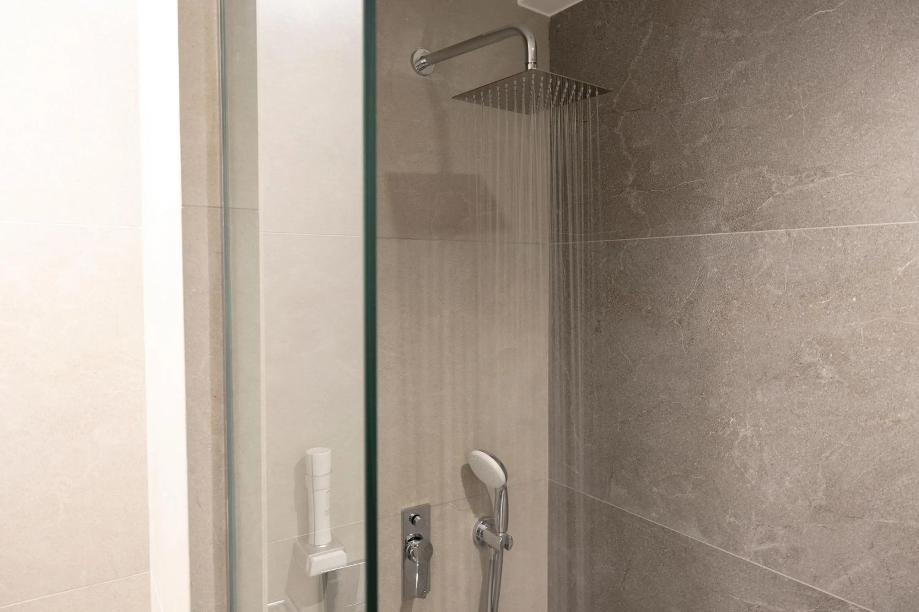 Shower in Hestia - Asklipiou 9