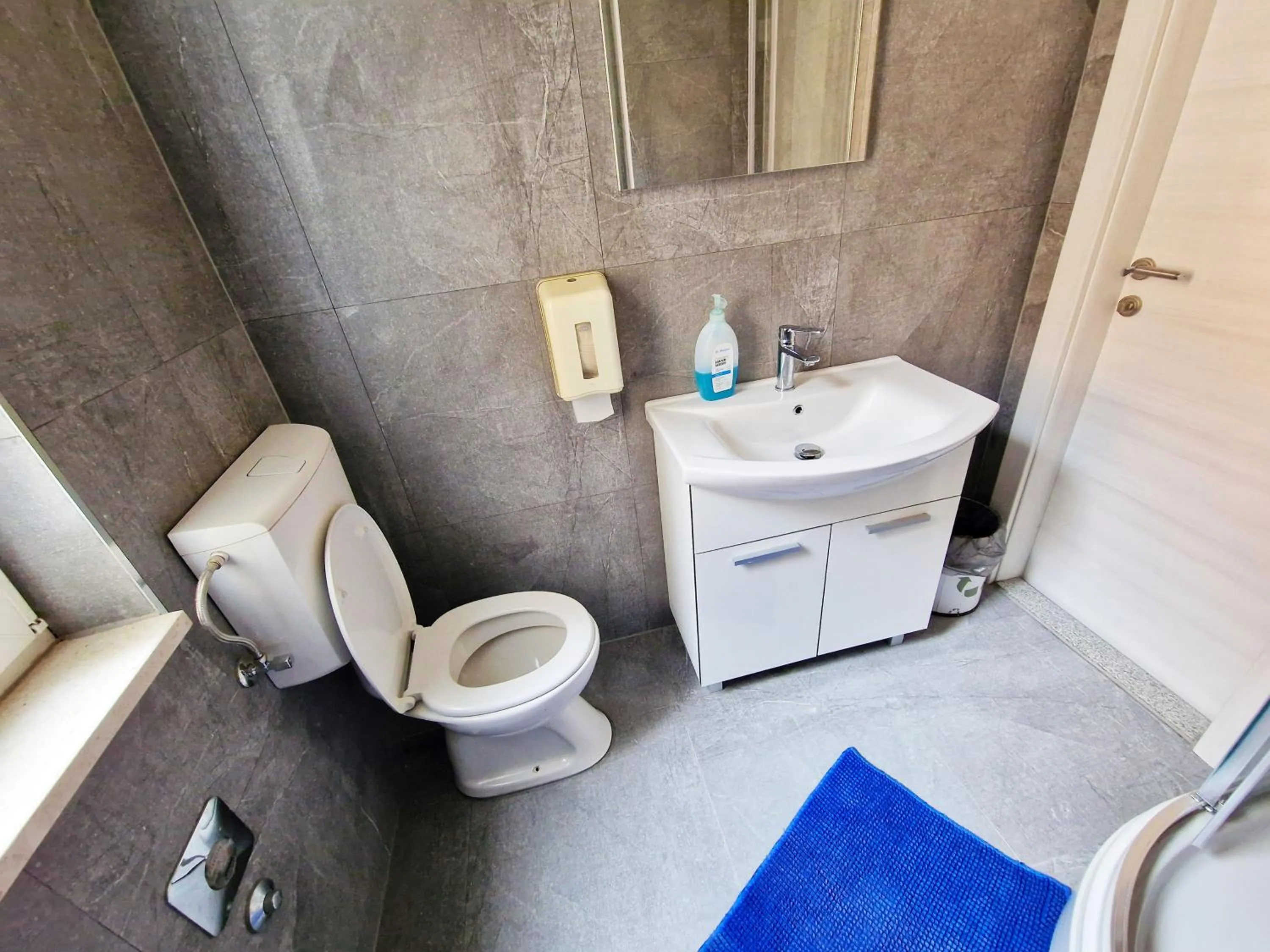 Toilet in Croparadise Hostel