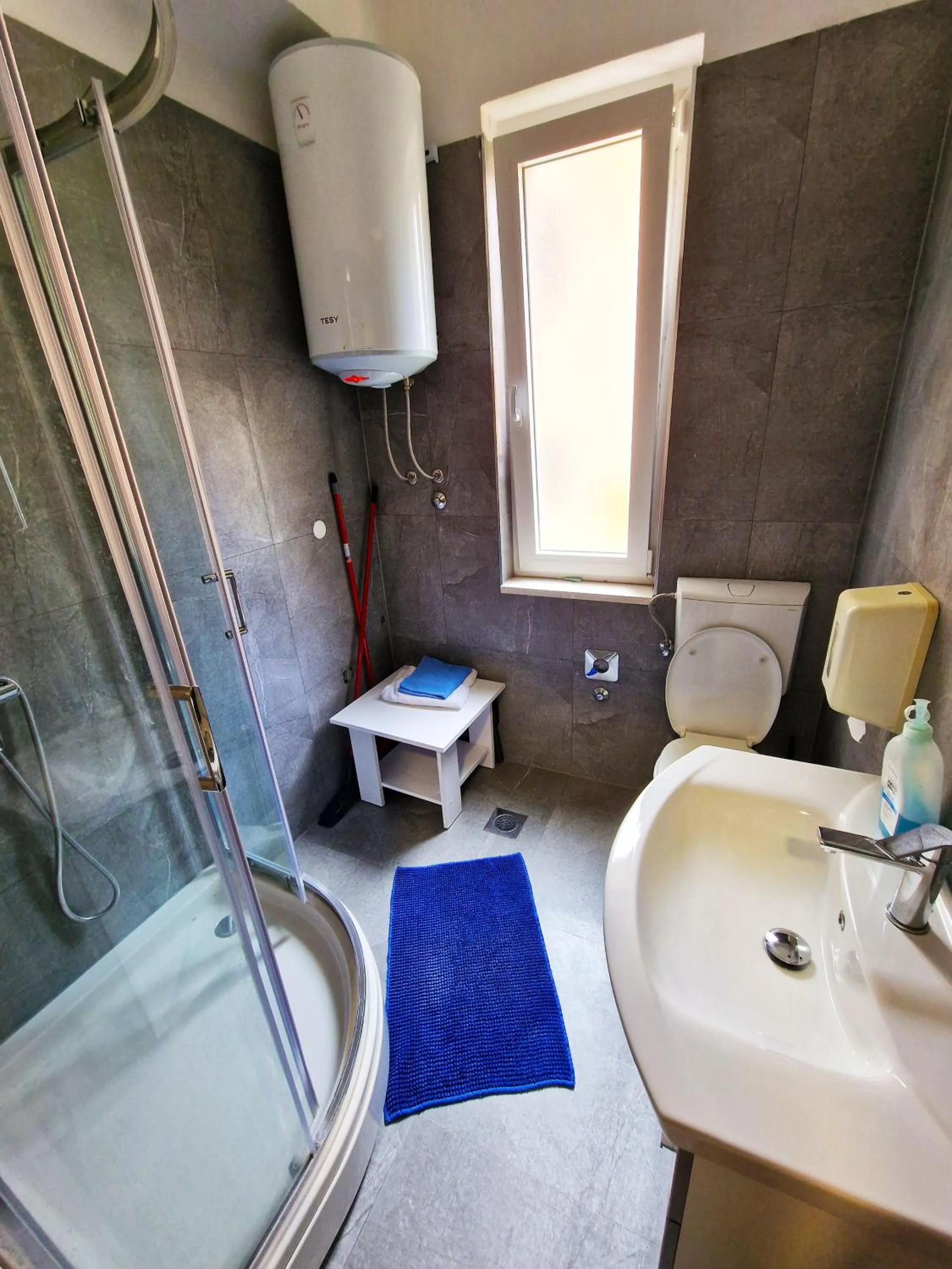 Shower in Croparadise Hostel