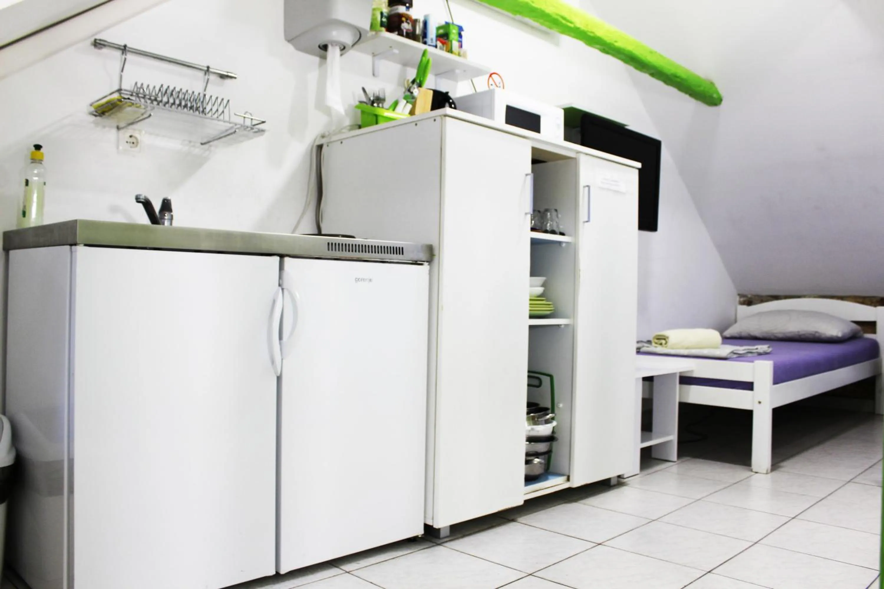 Kitchen or kitchenette, Bed in Croparadise Hostel