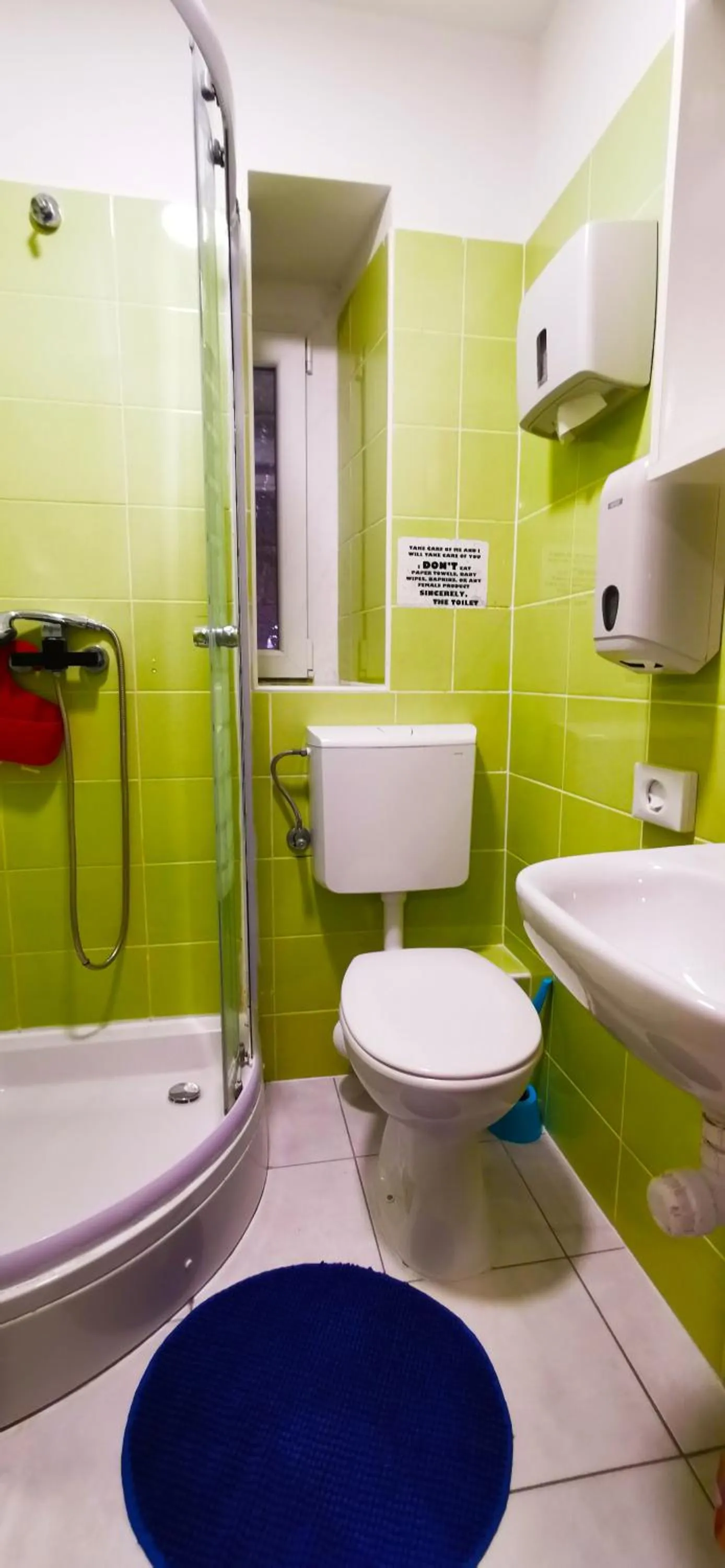 Shower in Croparadise Hostel