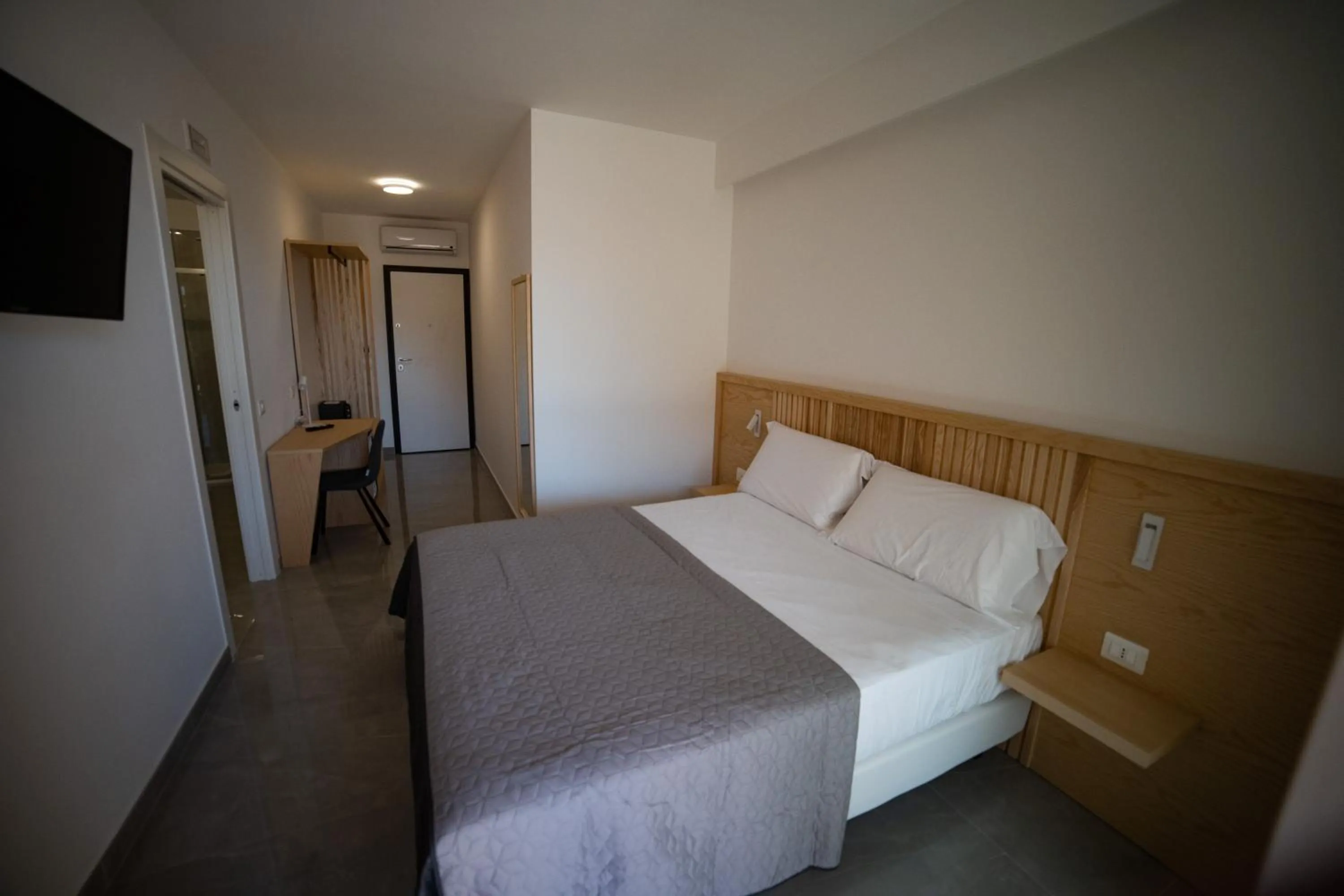 Photo of the whole room, Bed in Middle Town Palace