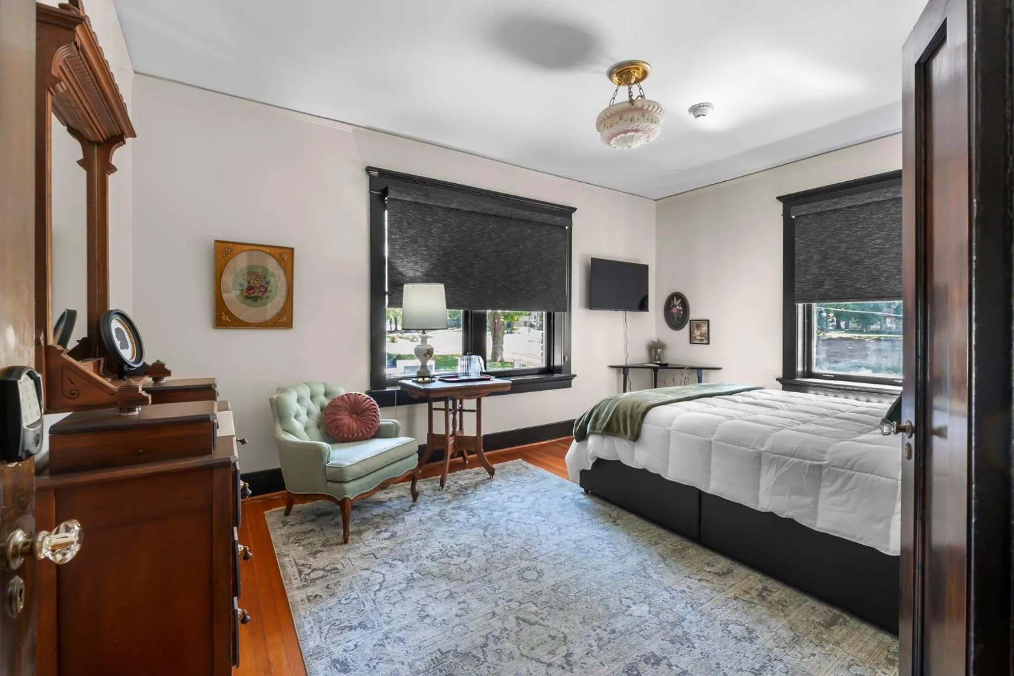 Photo of the whole room, Bed in Rockwood Inn