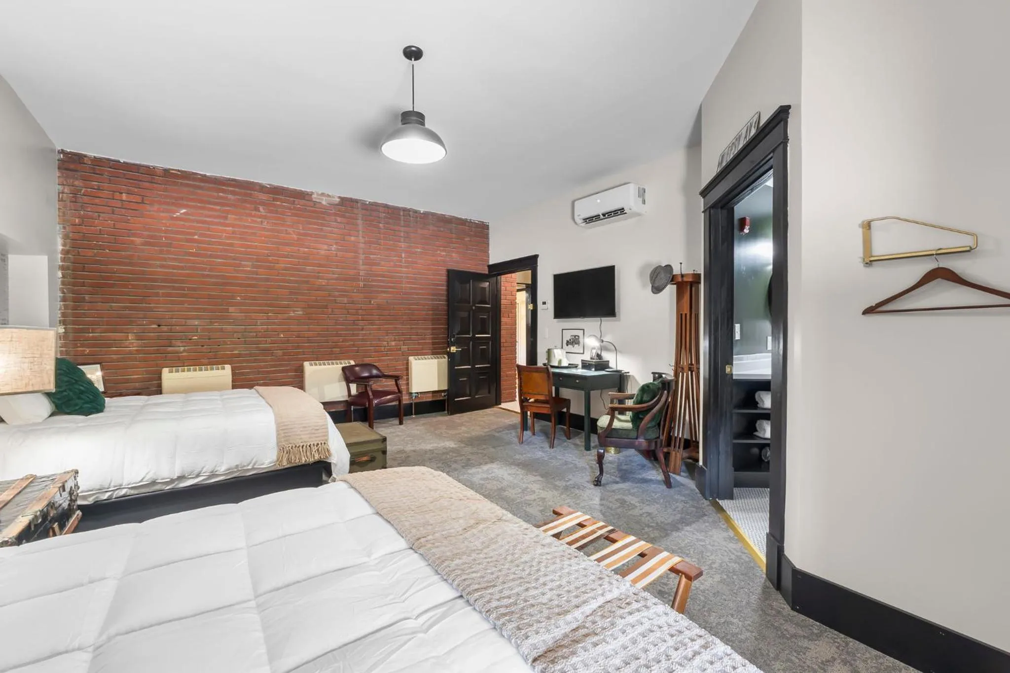 Photo of the whole room, Bed in Rockwood Inn