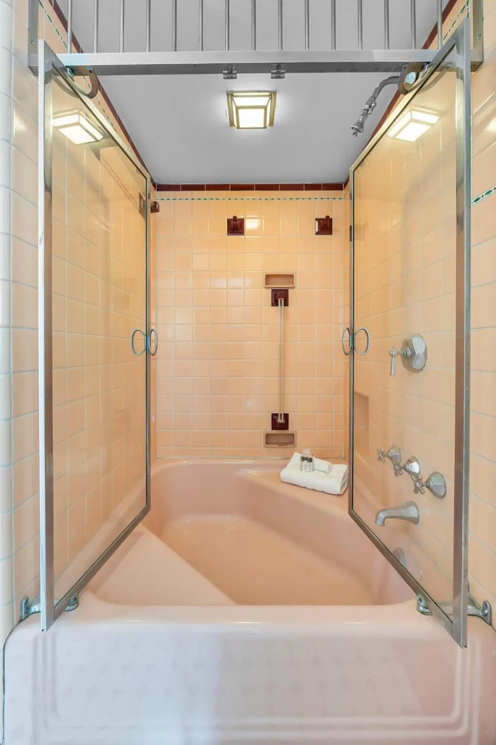 Shower in Rockwood Inn