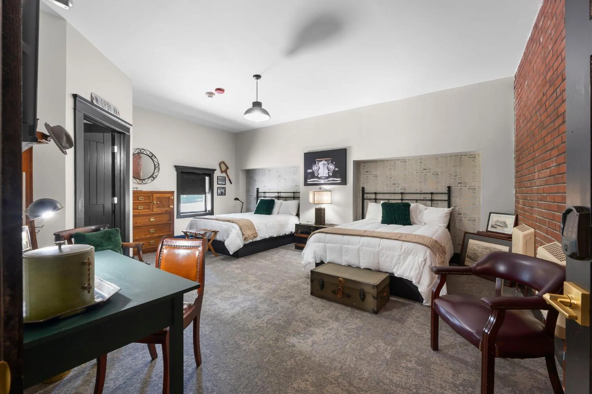 Photo of the whole room, Bed in Rockwood Inn