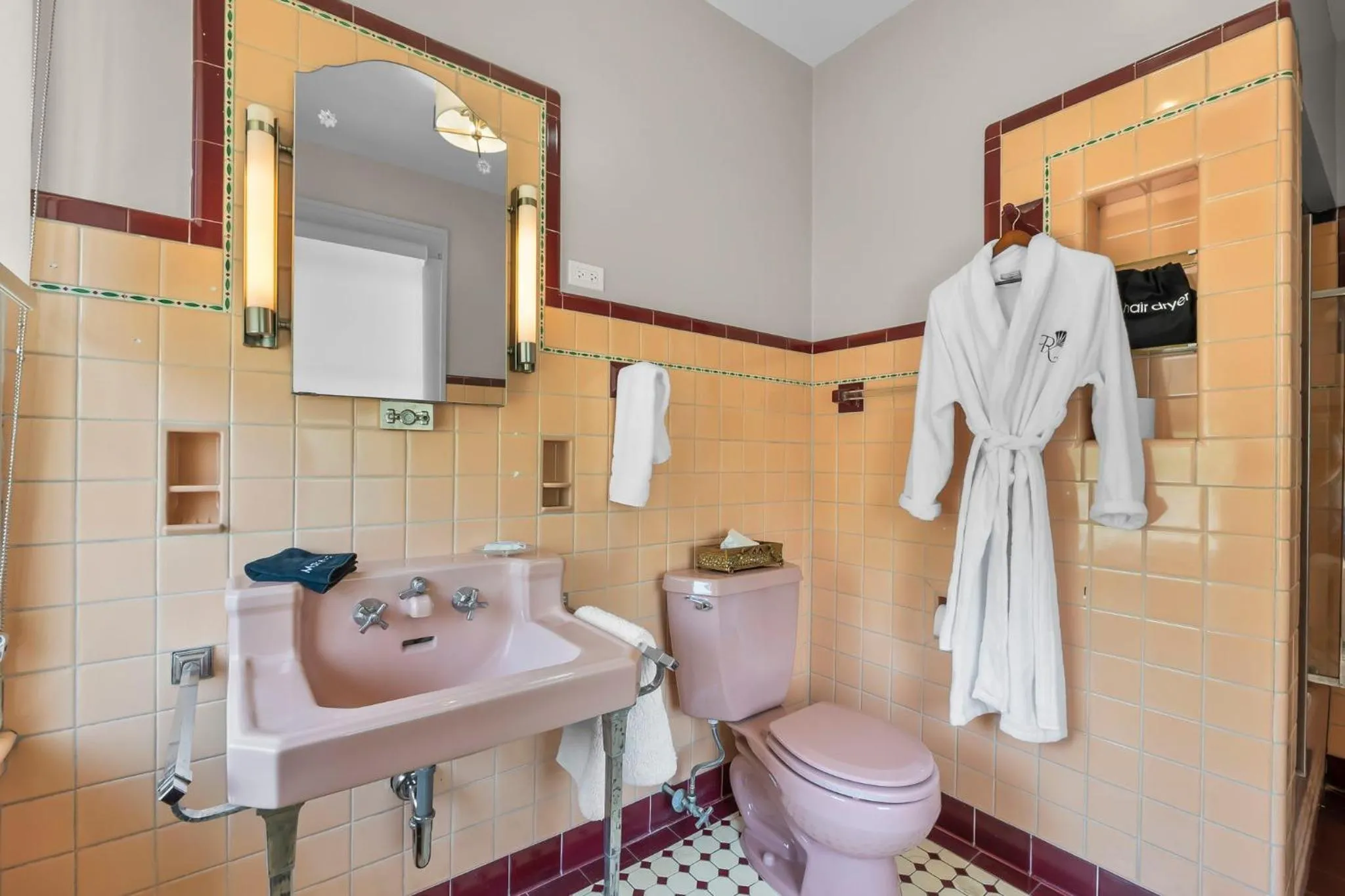 Toilet in Rockwood Inn