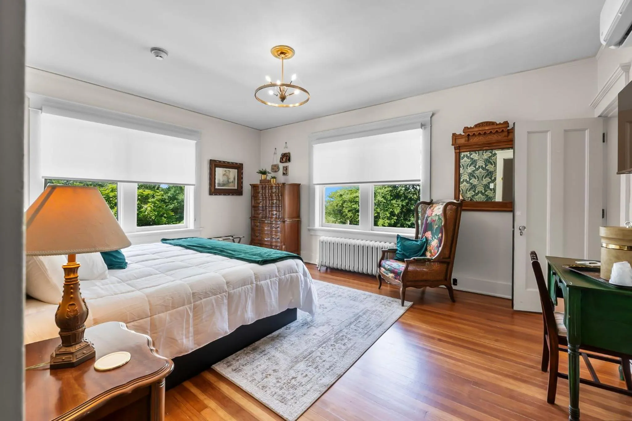 Photo of the whole room, Bed in Rockwood Inn