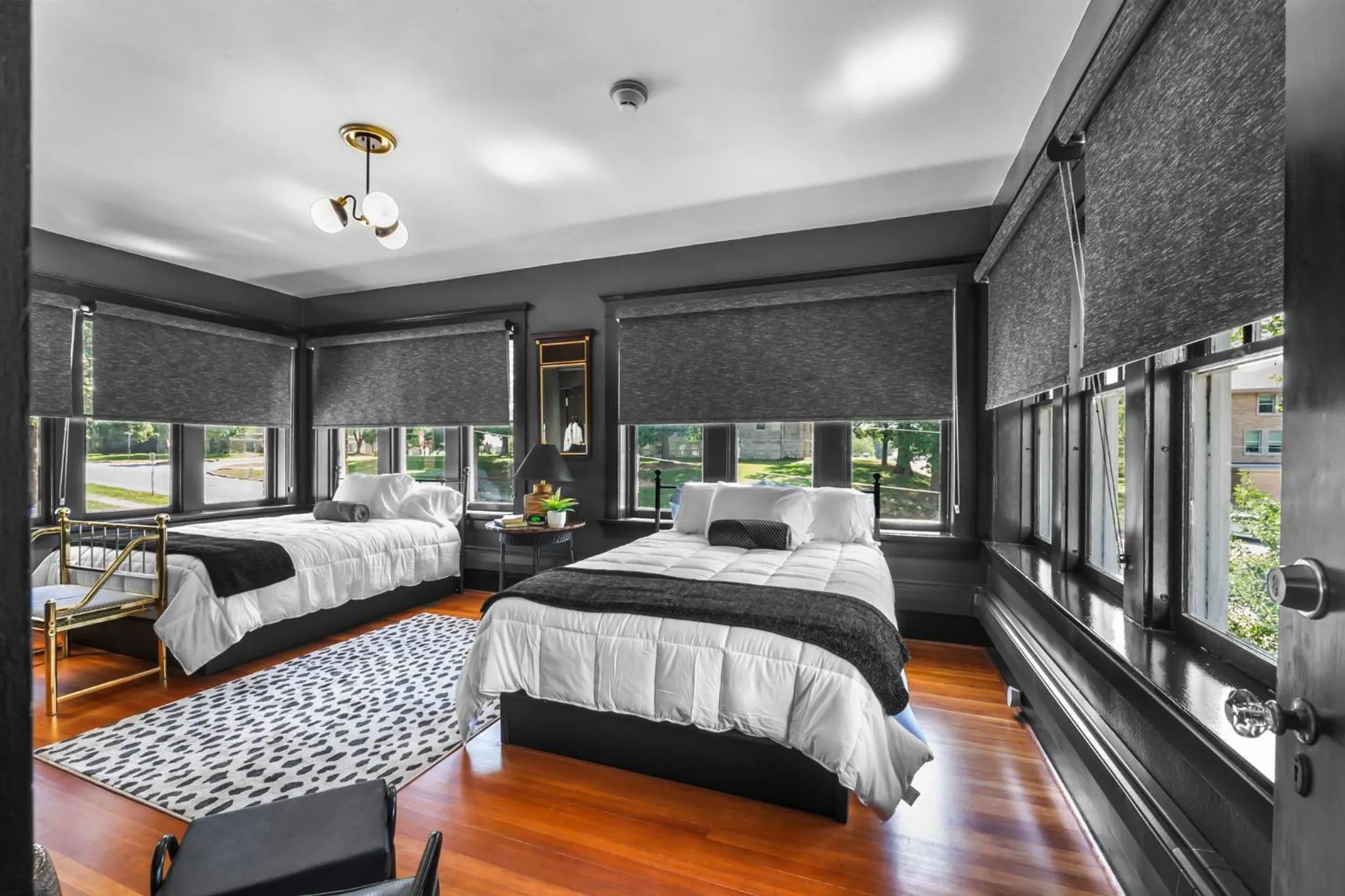 Photo of the whole room, Bed in Rockwood Inn