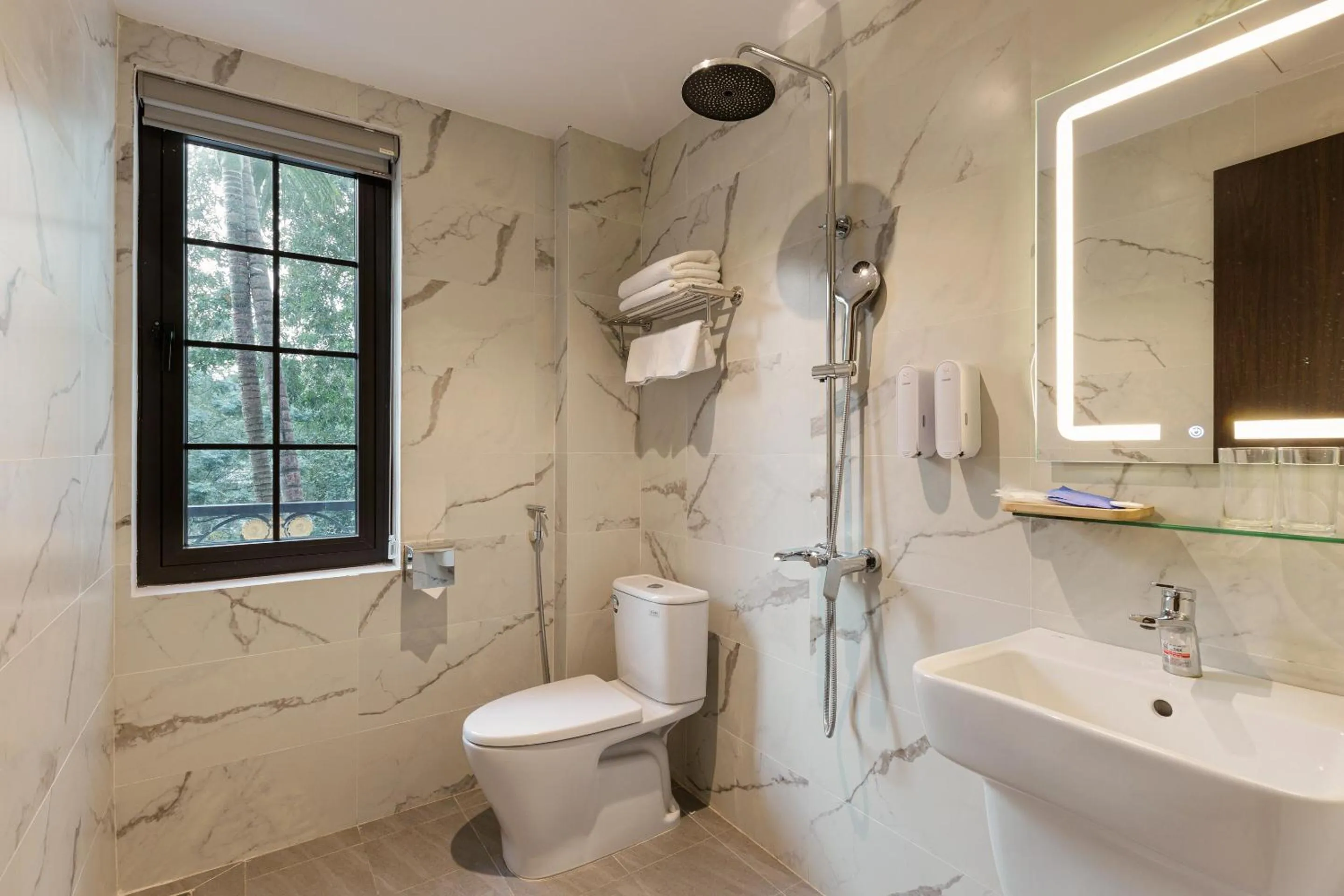 Bathroom in Collection O Le Grand Hanoi hotel – The Central Park