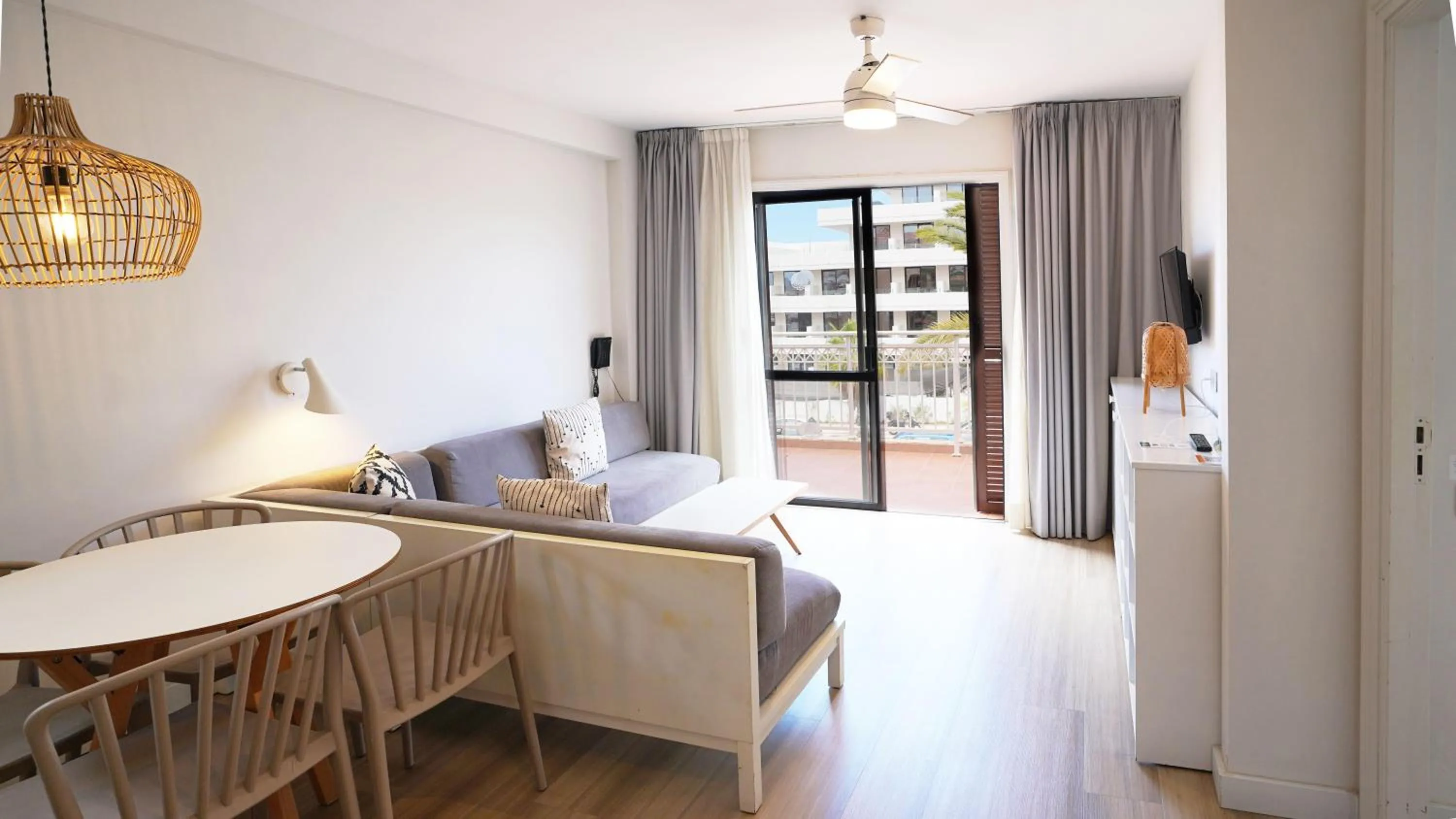 Photo of the whole room, Bed in Coral Compostela Beach