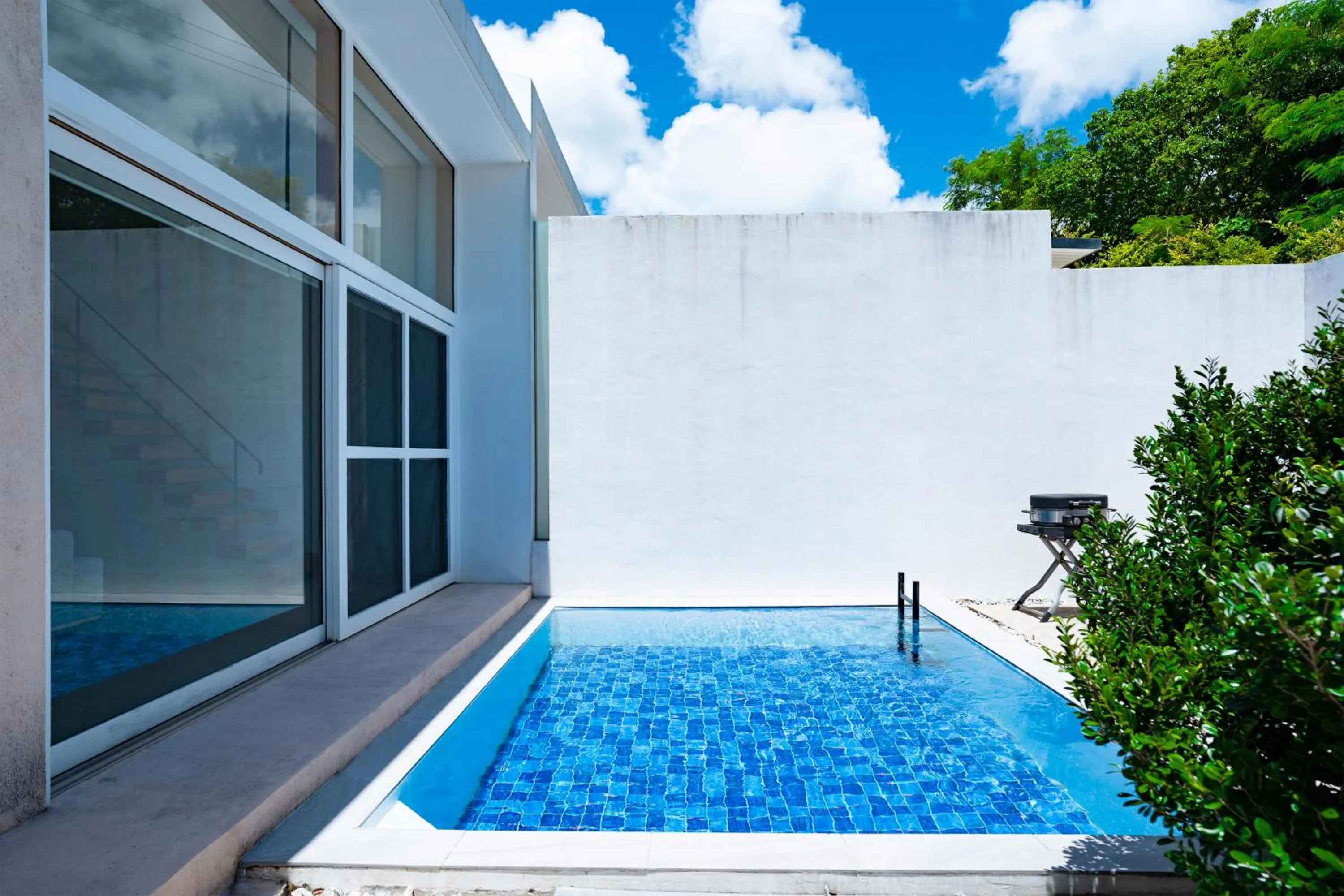 Pool view in Secret Villas by Relapool