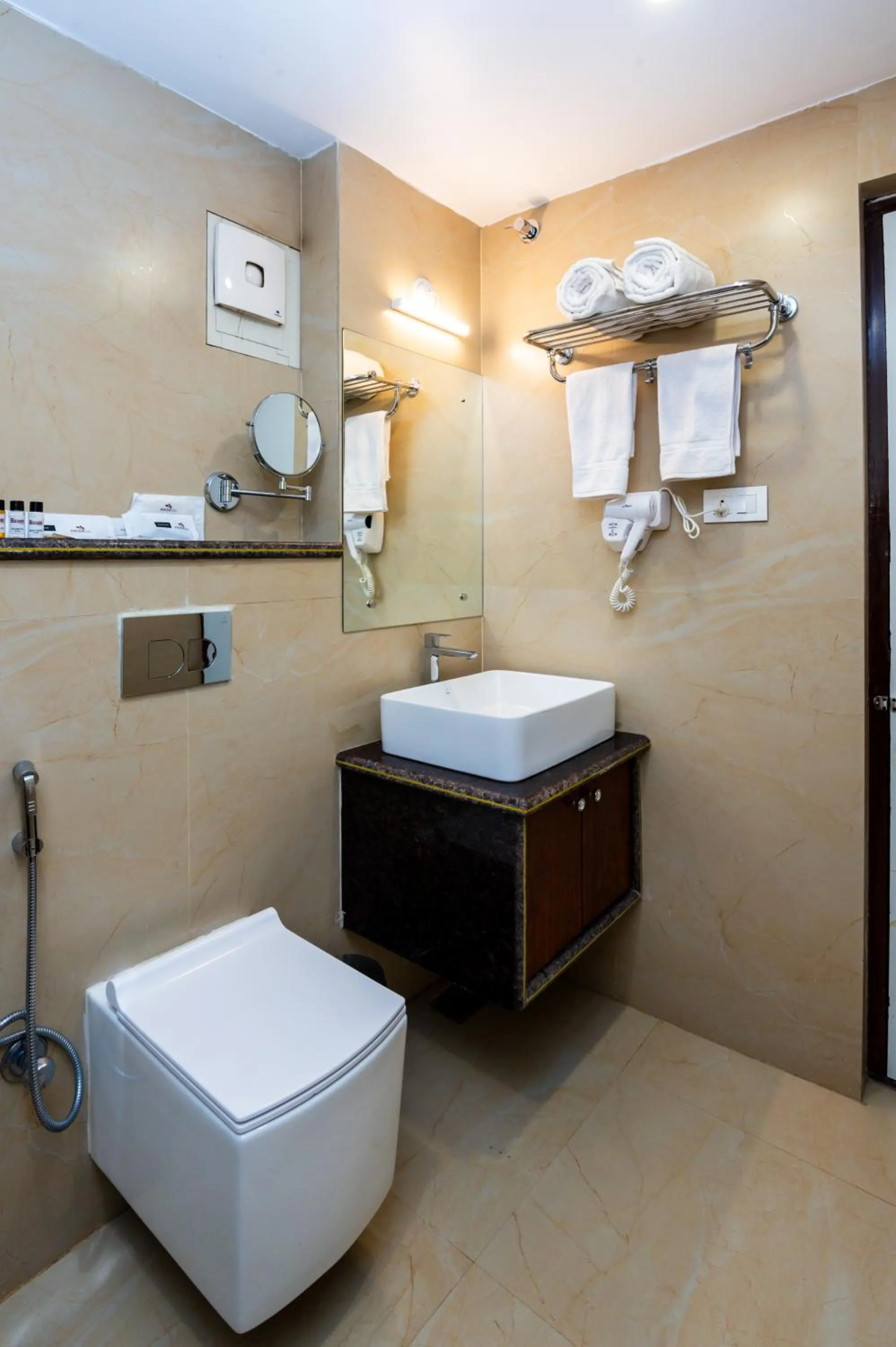 Toilet in Biznotel by Pride, Deoghar