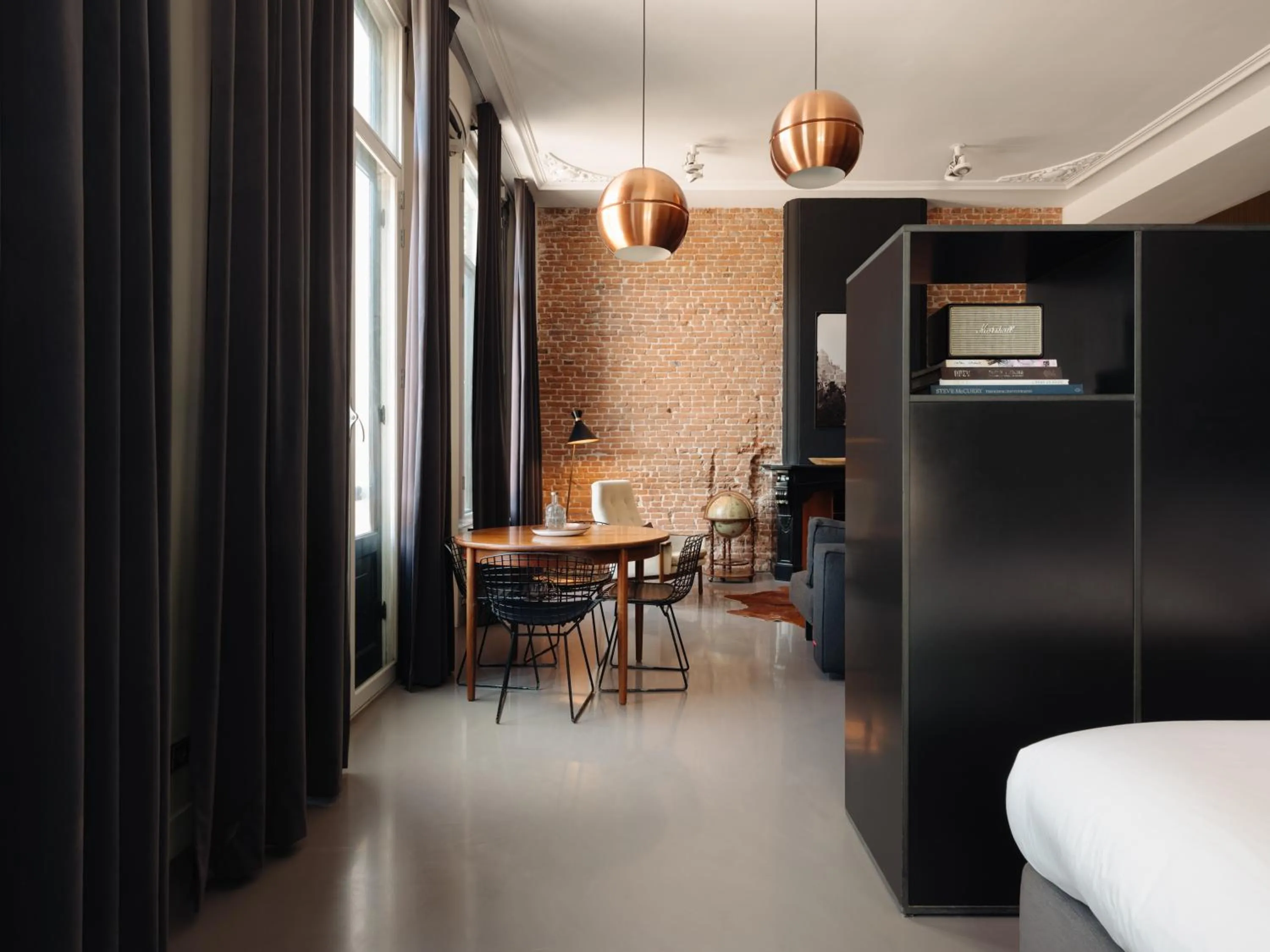 Living room, Bed in Hotel V Frederiksplein