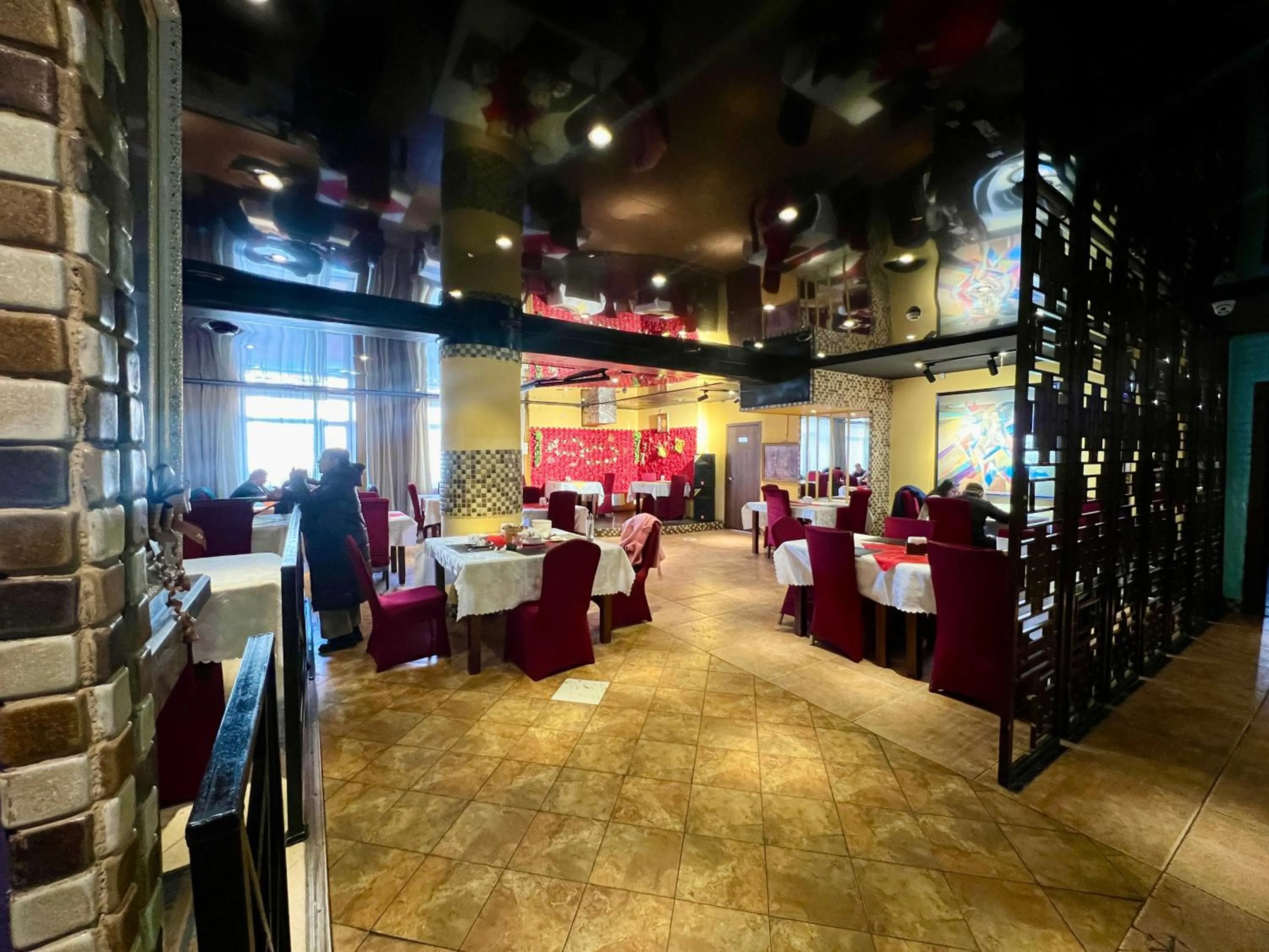 Restaurant/places to eat in Negdelchin Hotel & Service Apartment