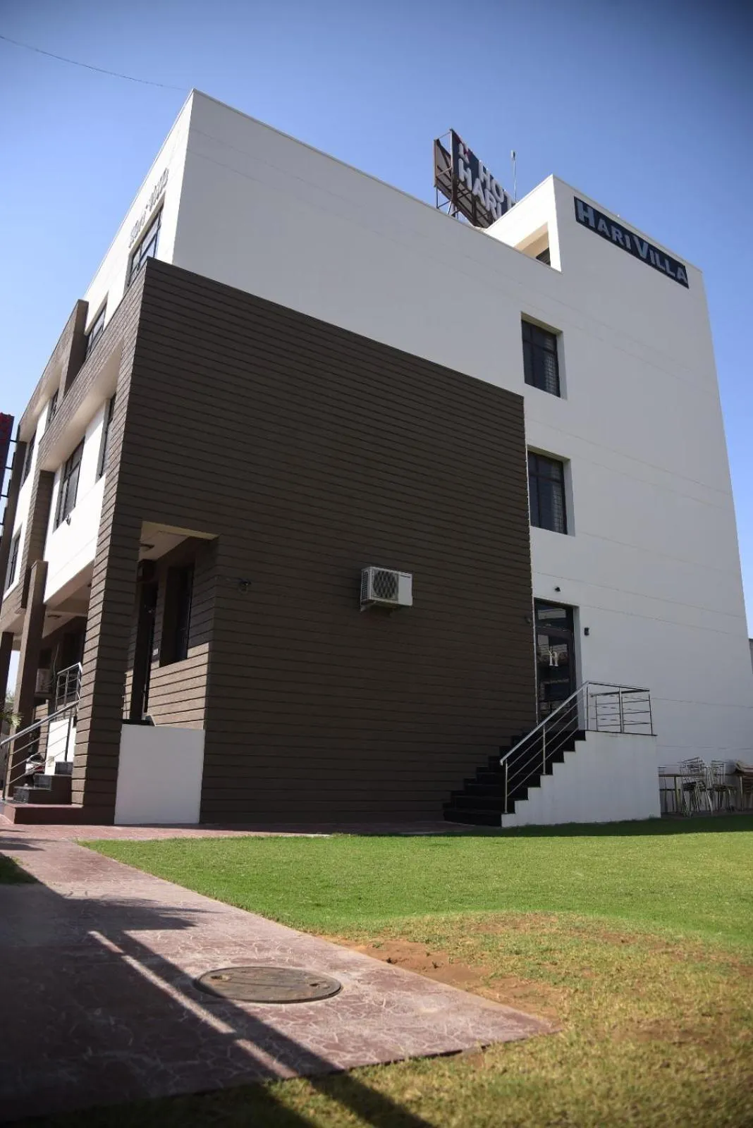 Property building in Hotel Hari Villa