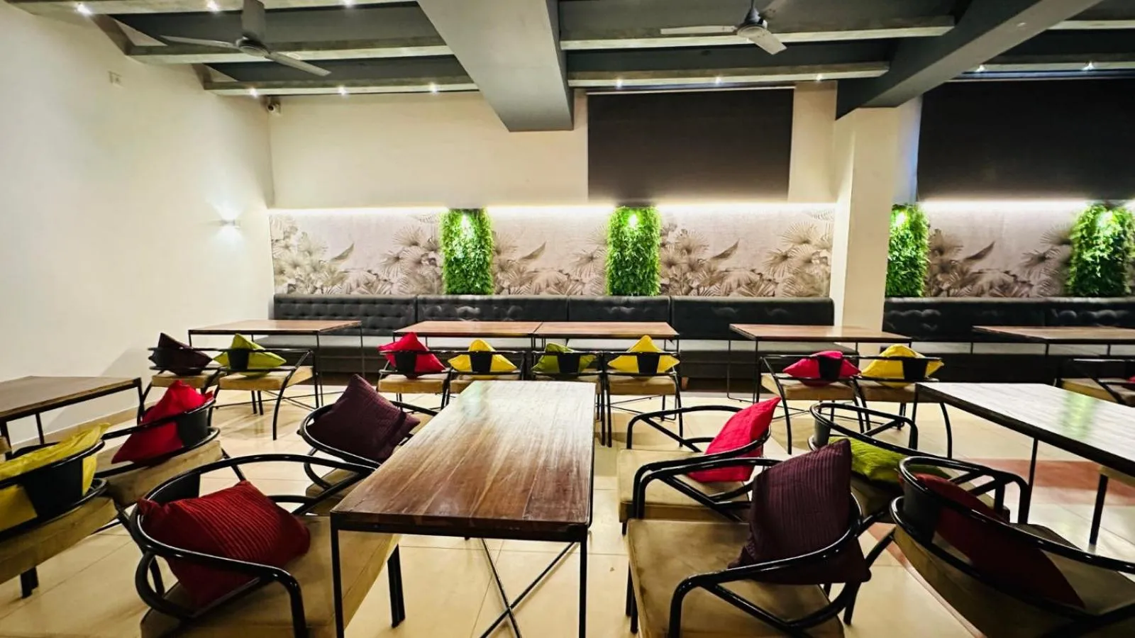 Restaurant/places to eat in Hotel Hari Villa