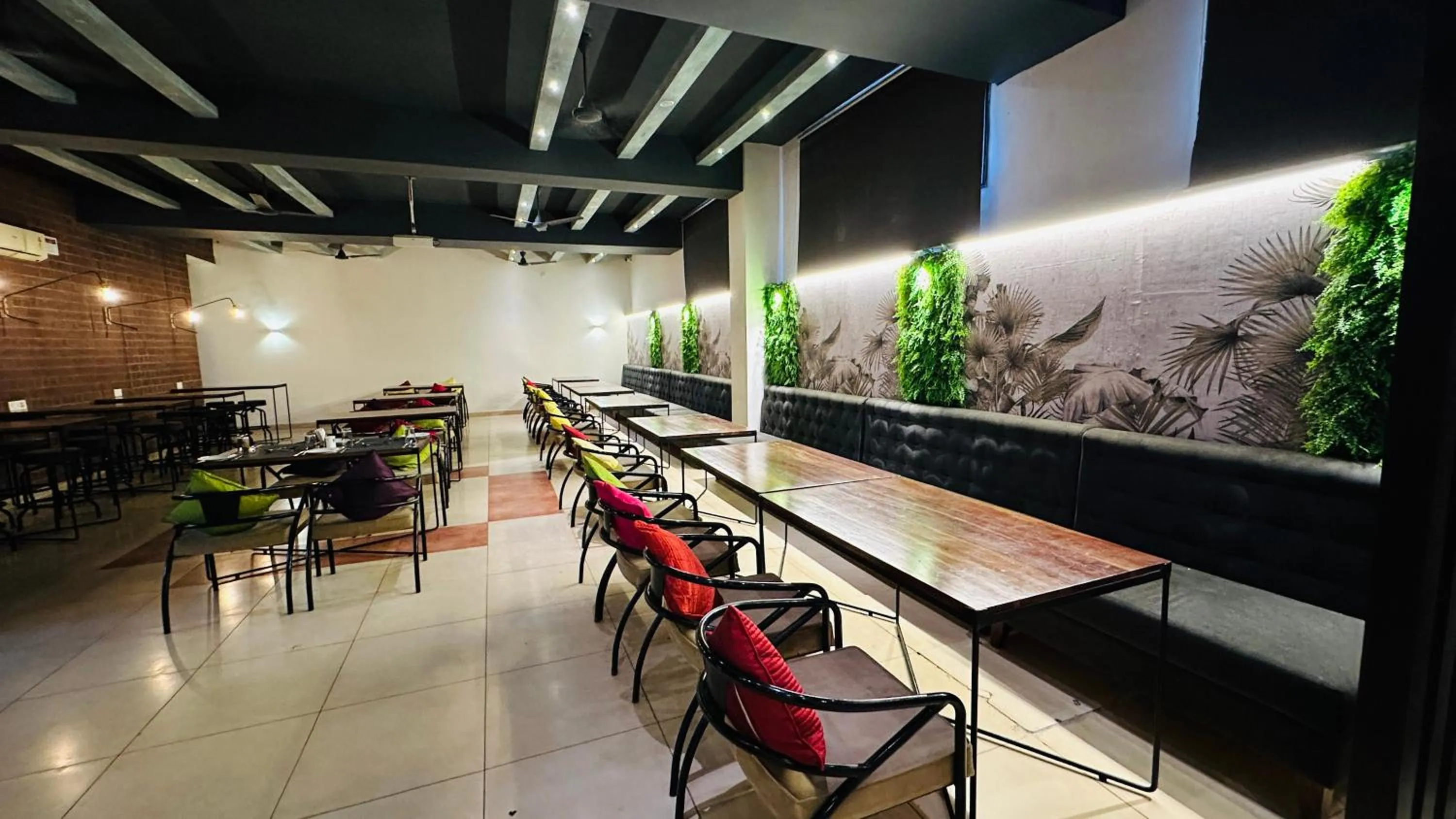 Restaurant/places to eat in Hotel Hari Villa