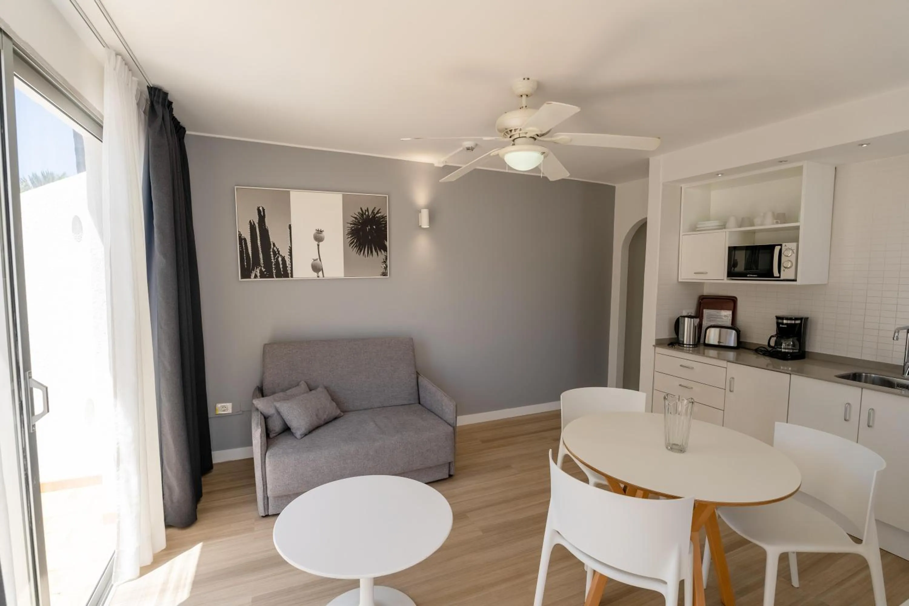 Photo of the whole room in Coral California - Adults Only