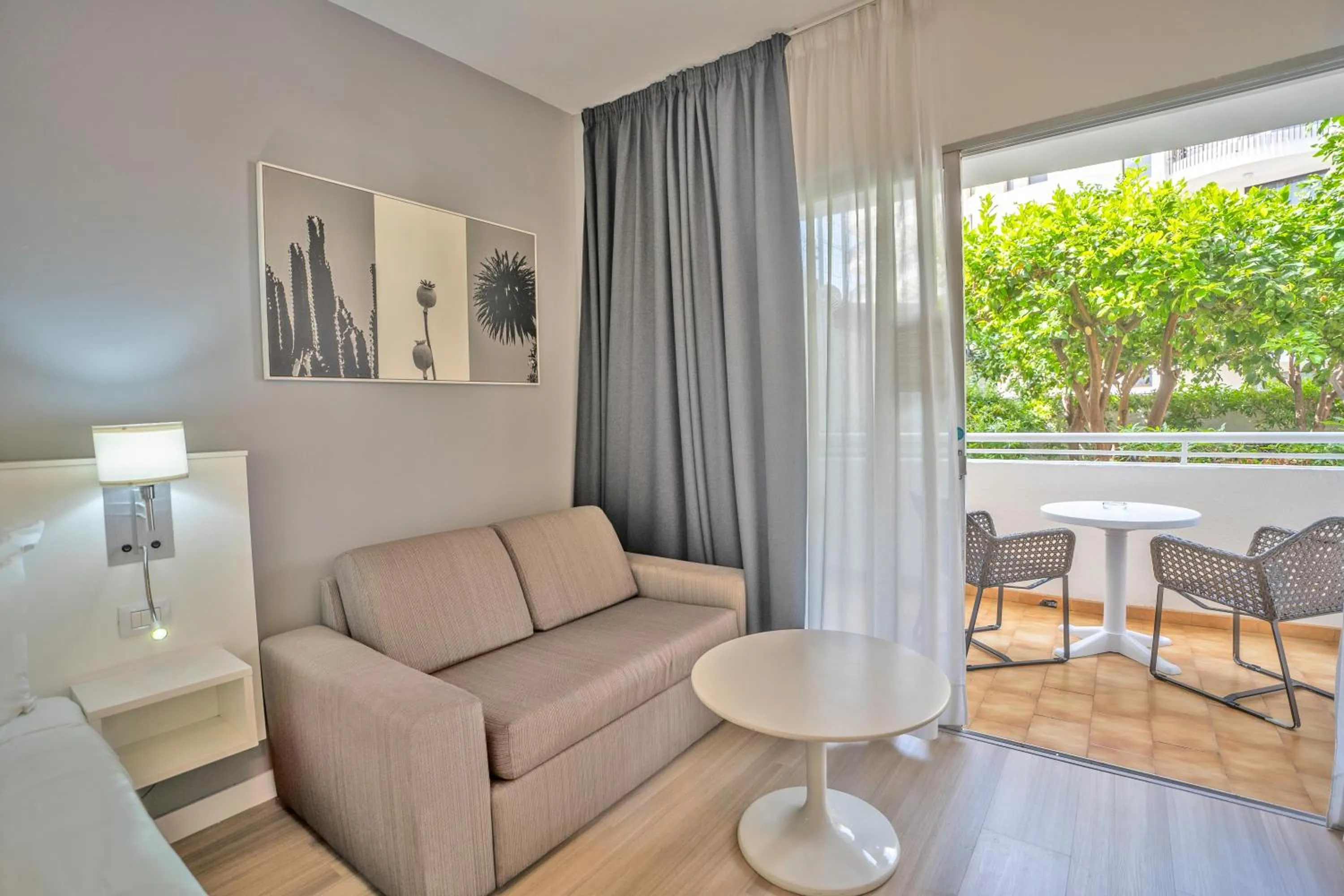 Photo of the whole room in Coral California - Adults Only