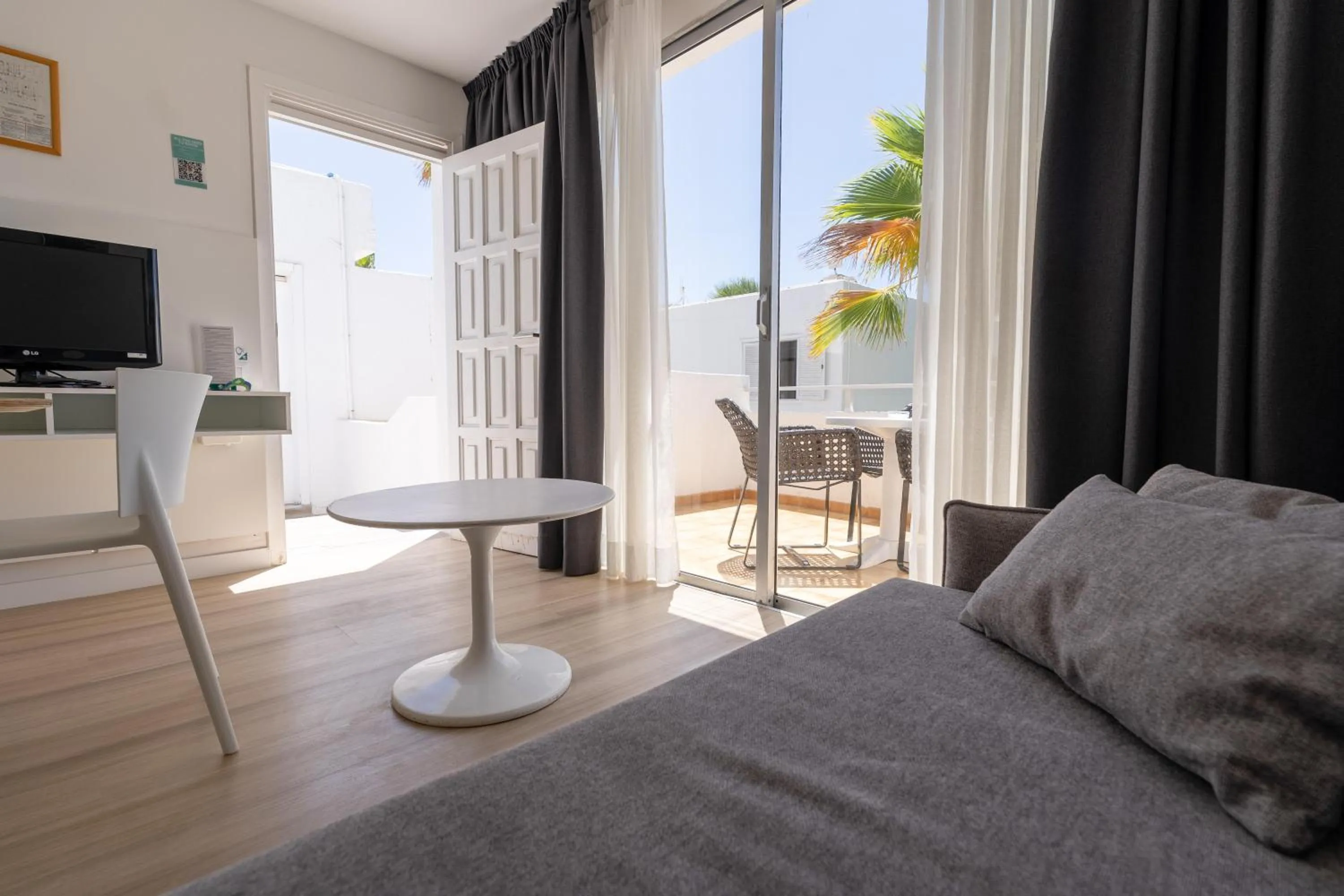 Photo of the whole room, Bed in Coral California - Adults Only