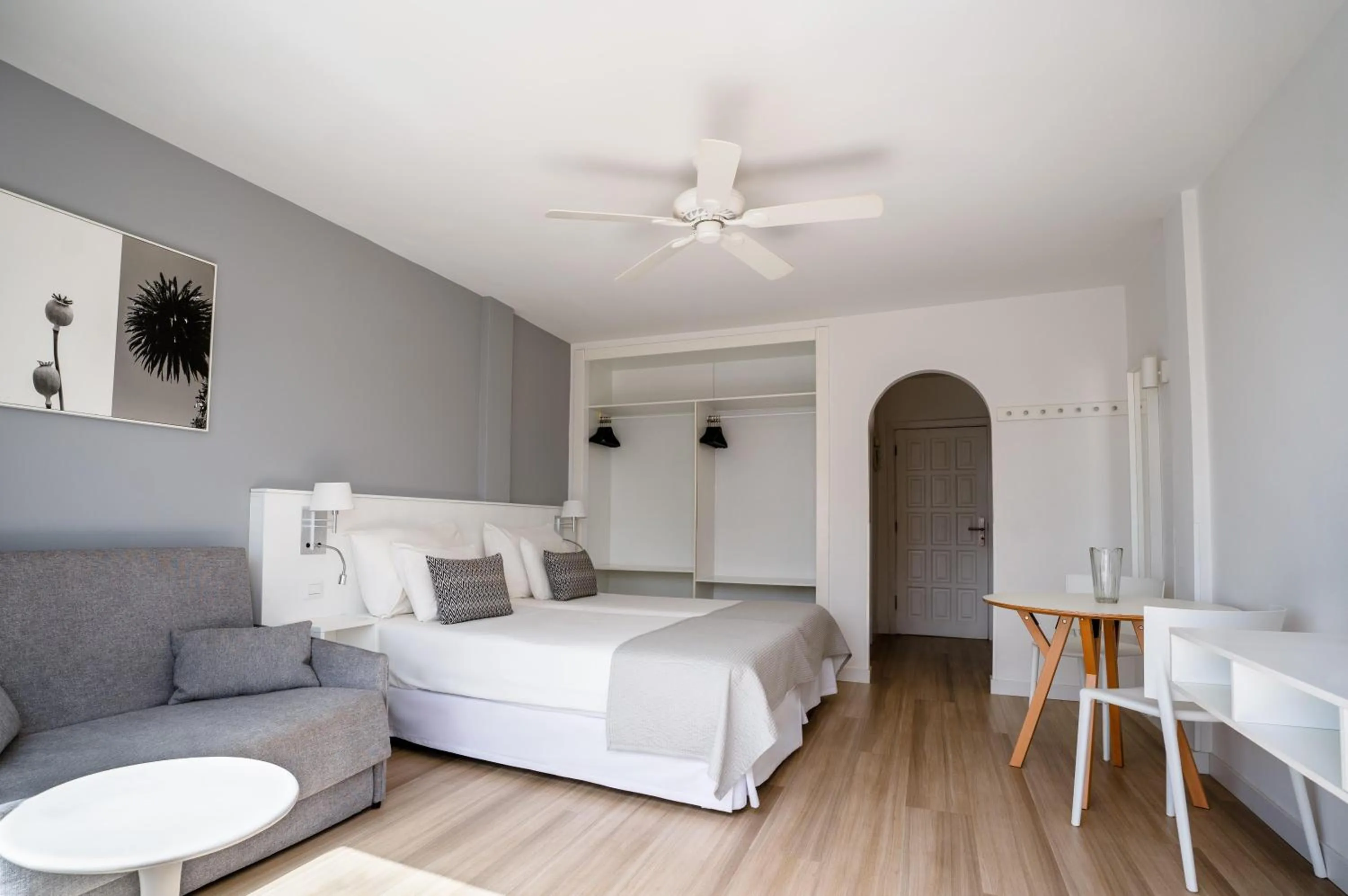 Photo of the whole room, Bed in Coral California - Adults Only