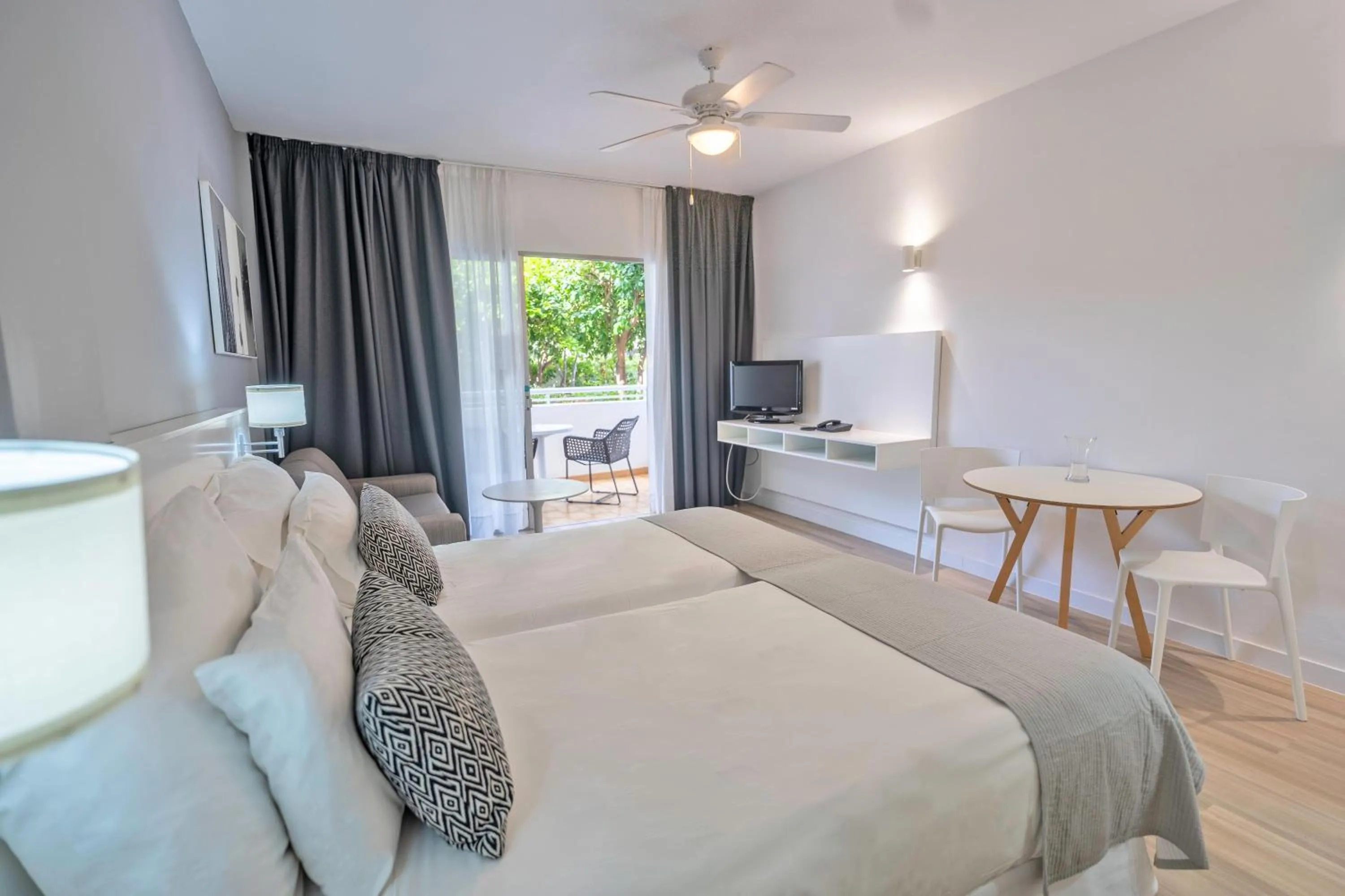 Photo of the whole room, Bed in Coral California - Adults Only